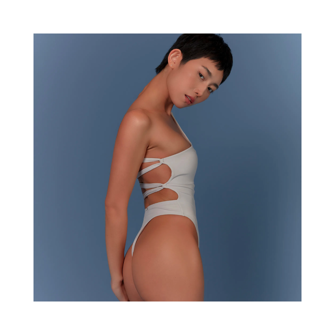 ▲LeReve AIRise 單肩美背連身泳裝 海岩白