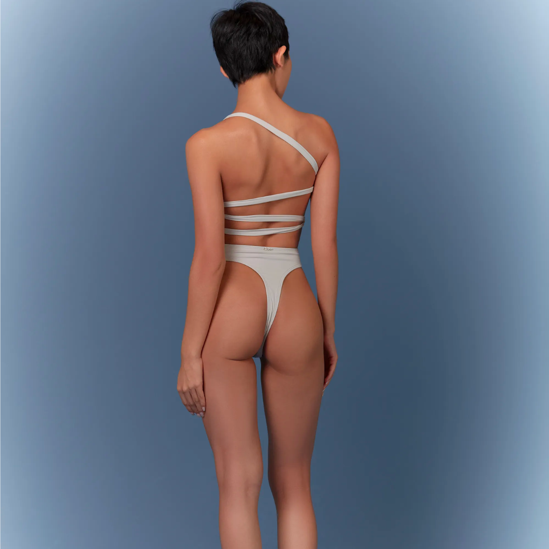 ▲LeReve AIRise 單肩美背連身泳裝 海岩白