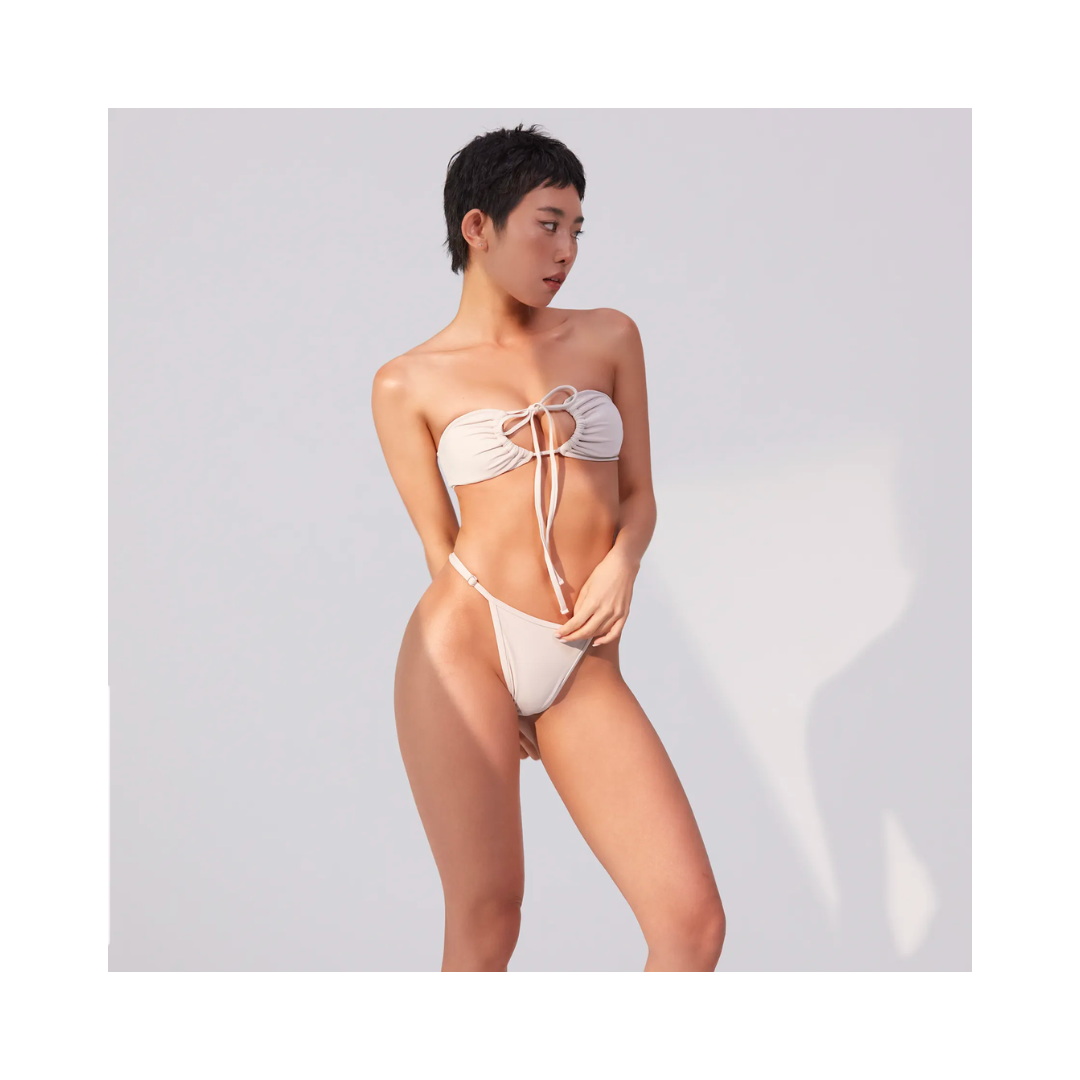 ▲LeReve AIRise 綁帶兩穿平口泳衣 海岩白