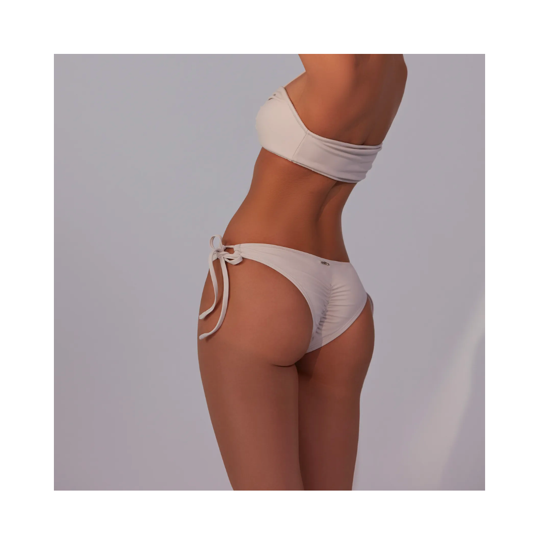 ▲LeReve AIRise 性感綁帶翹臀泳褲 海岩白