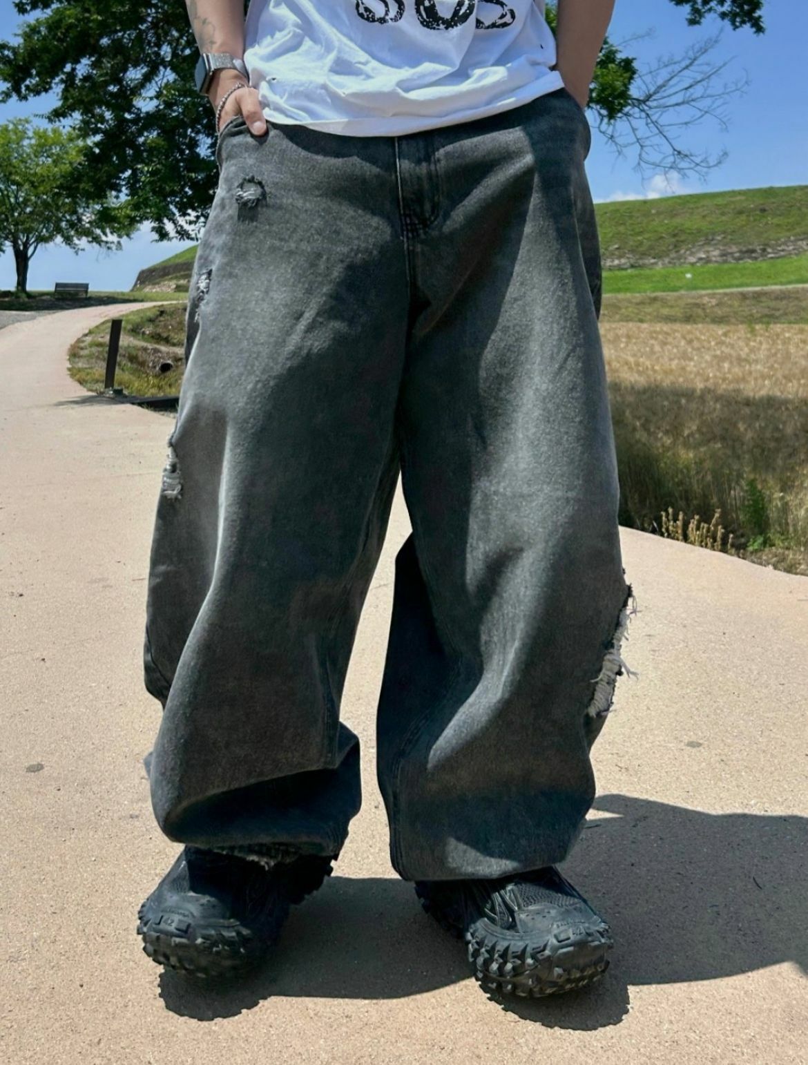 洗水破洞鬆身牛仔褲 J695