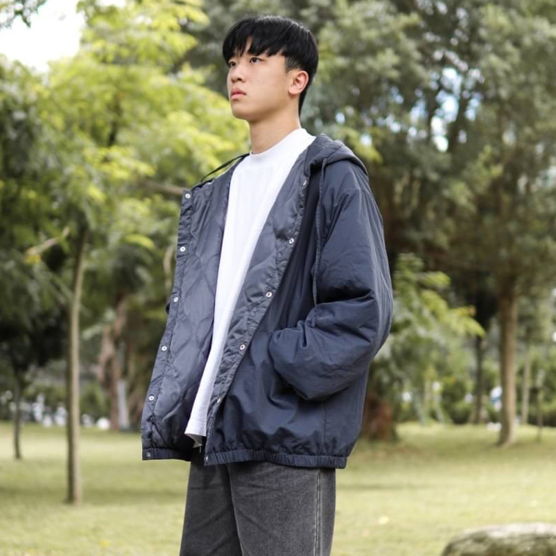 男模穿衍縫葫蘆紋鋪棉連帽夾克外套霧藍L側面照