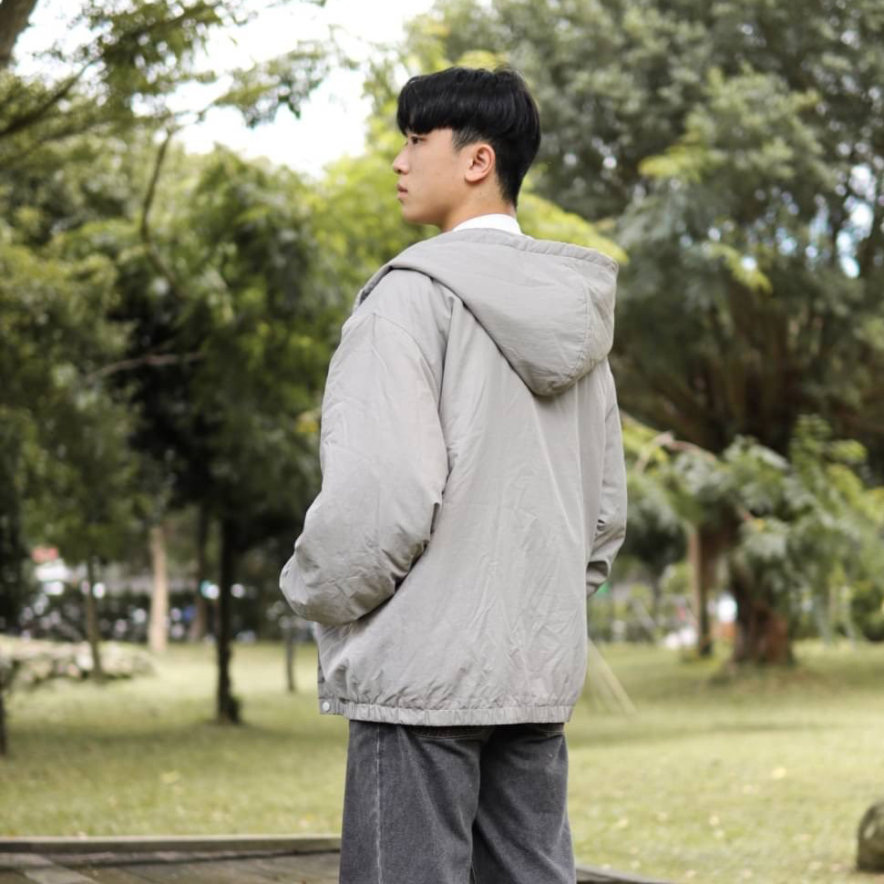 男模穿衍縫葫蘆紋鋪棉連帽夾克外套泥灰L背面照