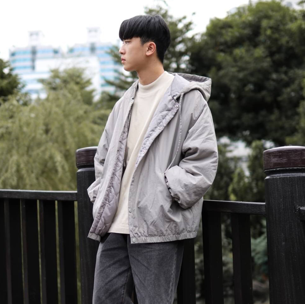男模穿衍縫葫蘆紋鋪棉連帽夾克外套泥灰L穿搭照