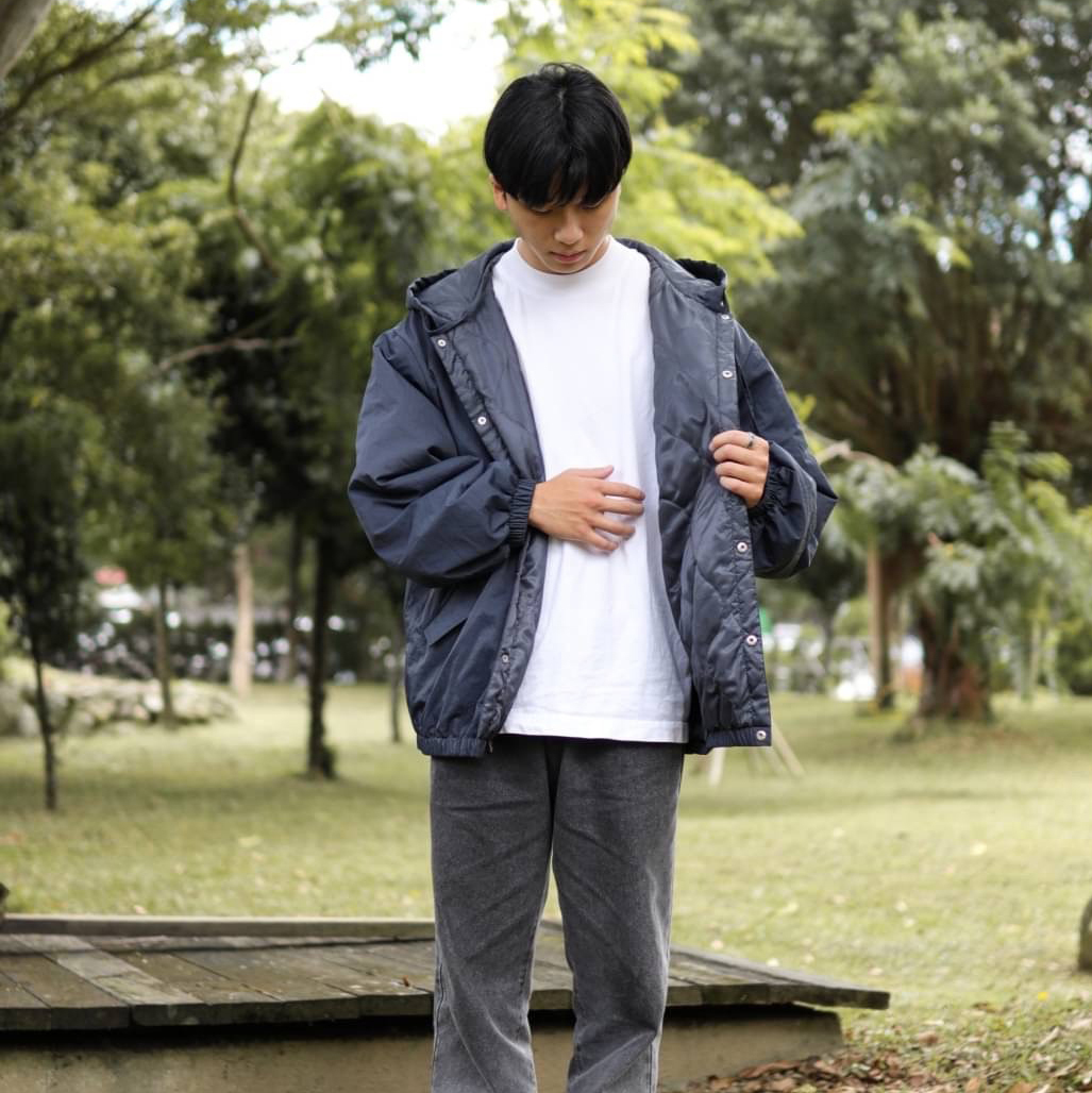 男模穿衍縫葫蘆紋鋪棉連帽夾克外套霧藍L內裡照