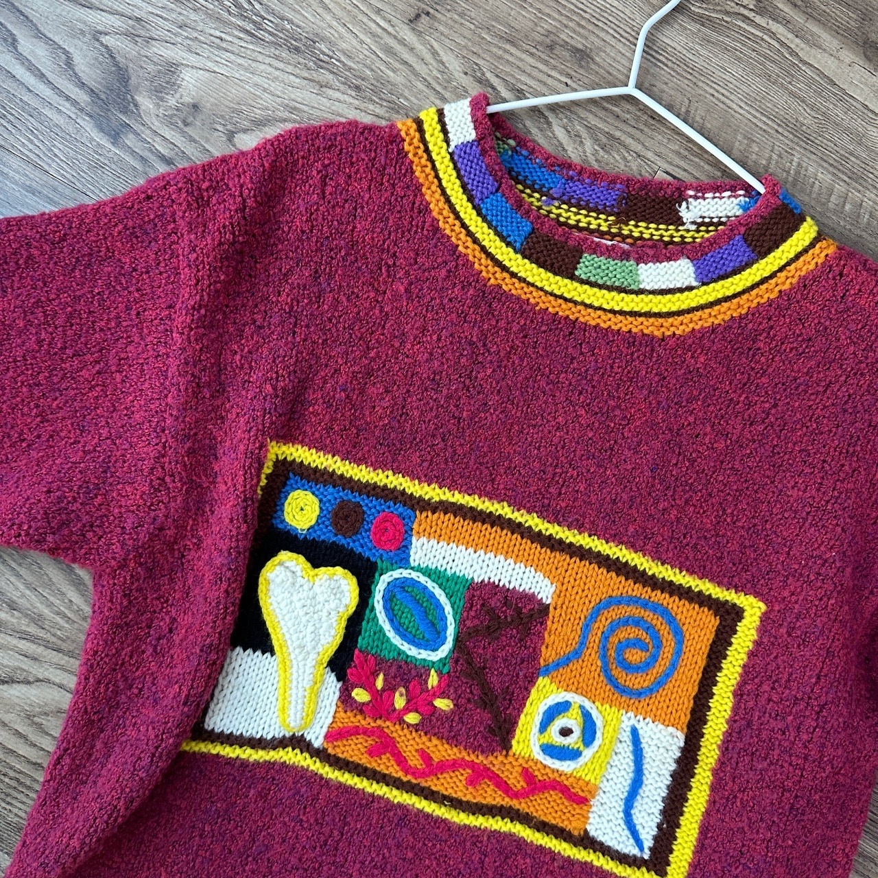 童趣感酒紅色毛衣