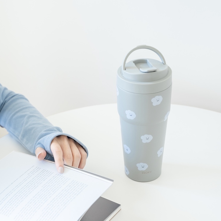 好多喜寶飄在渾圓杯上  就像無憂無慮的小雲☁️☁️  隨時給自己一個微笑 🙂️  很多事情也會變得雲淡風輕～～～