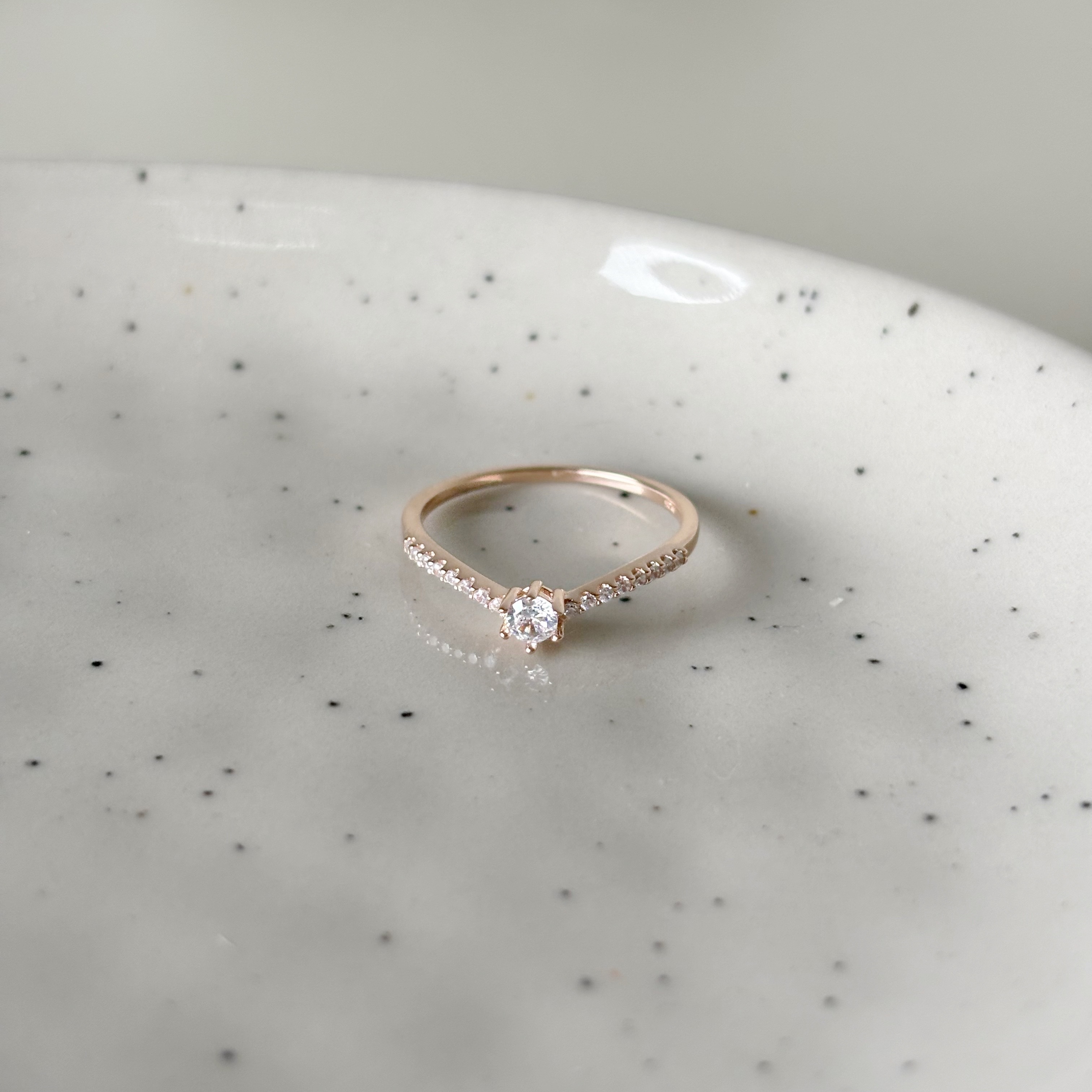 小華麗V型鋯石戒指