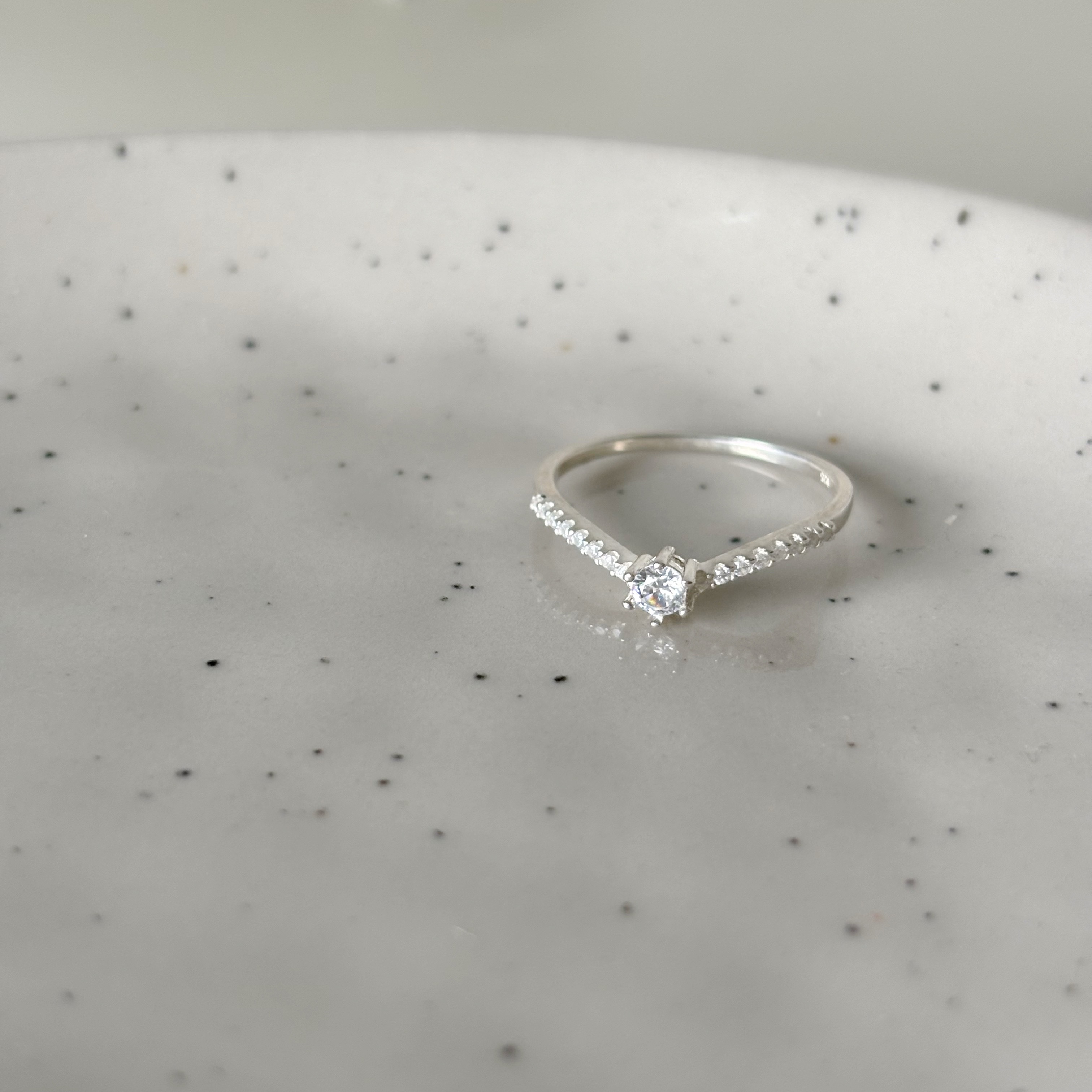 小華麗V型鋯石戒指