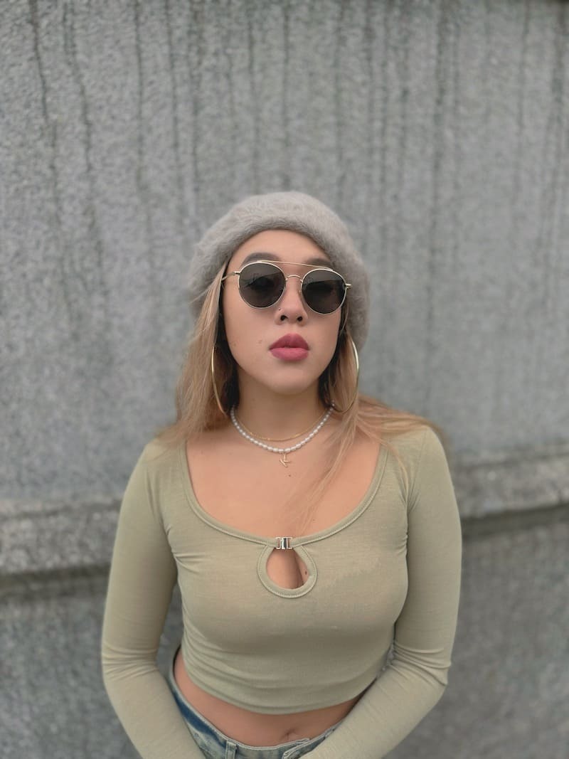 簍空橄欖綠扣環上衣