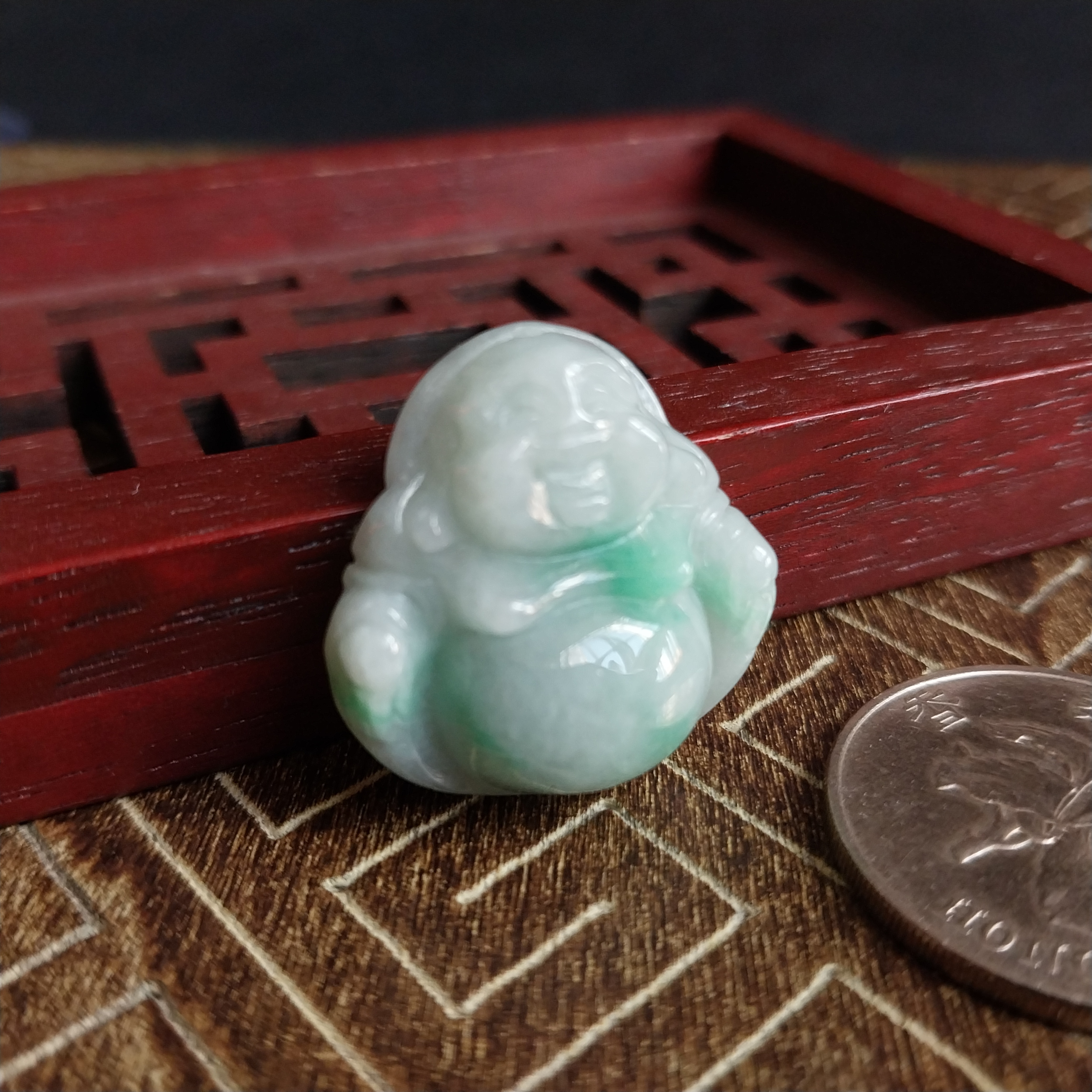 J2141 冰白底飄綠小笑佛吊墜