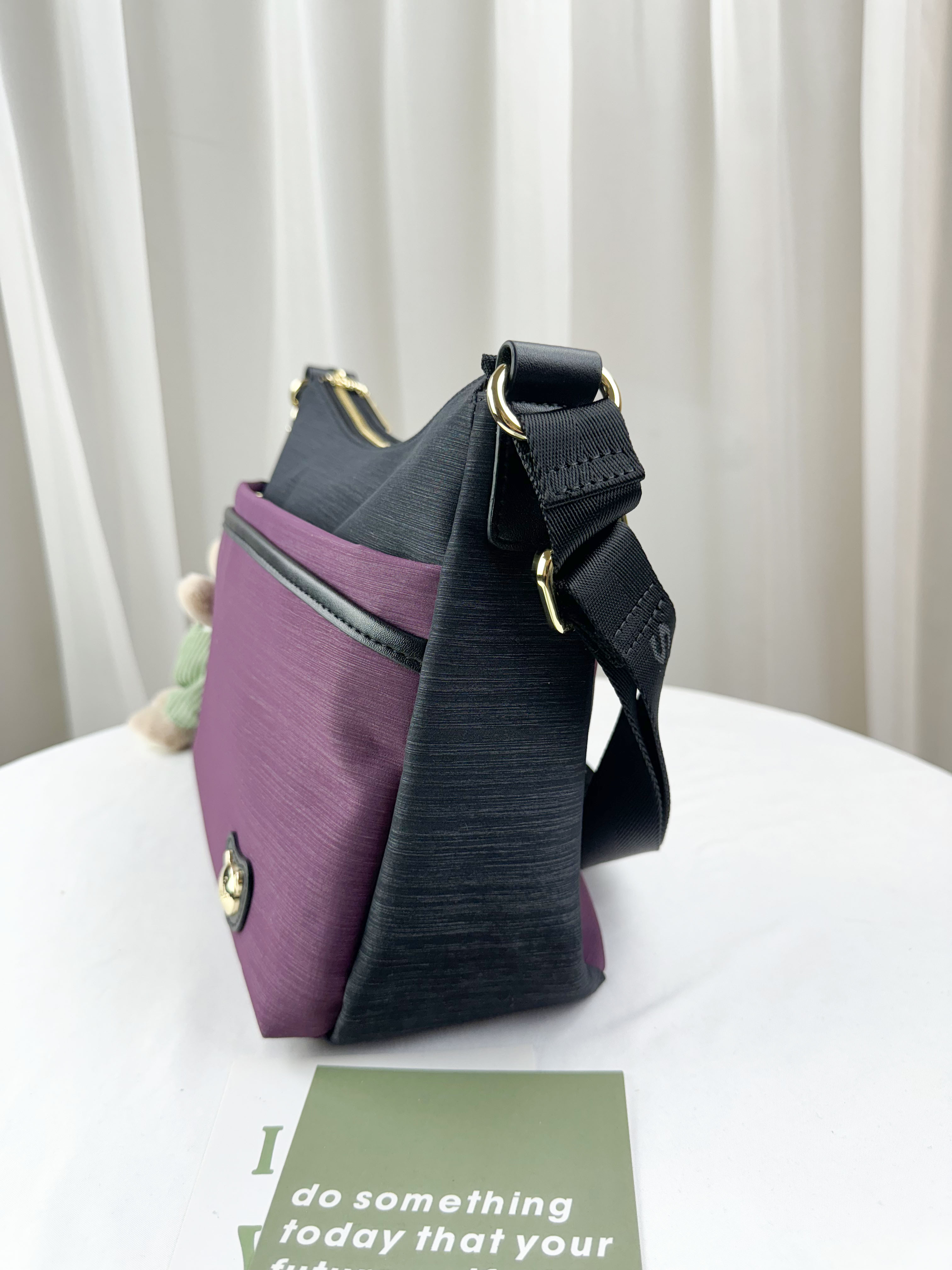 GOODS 黑紫拼色防潑水側背包#2638