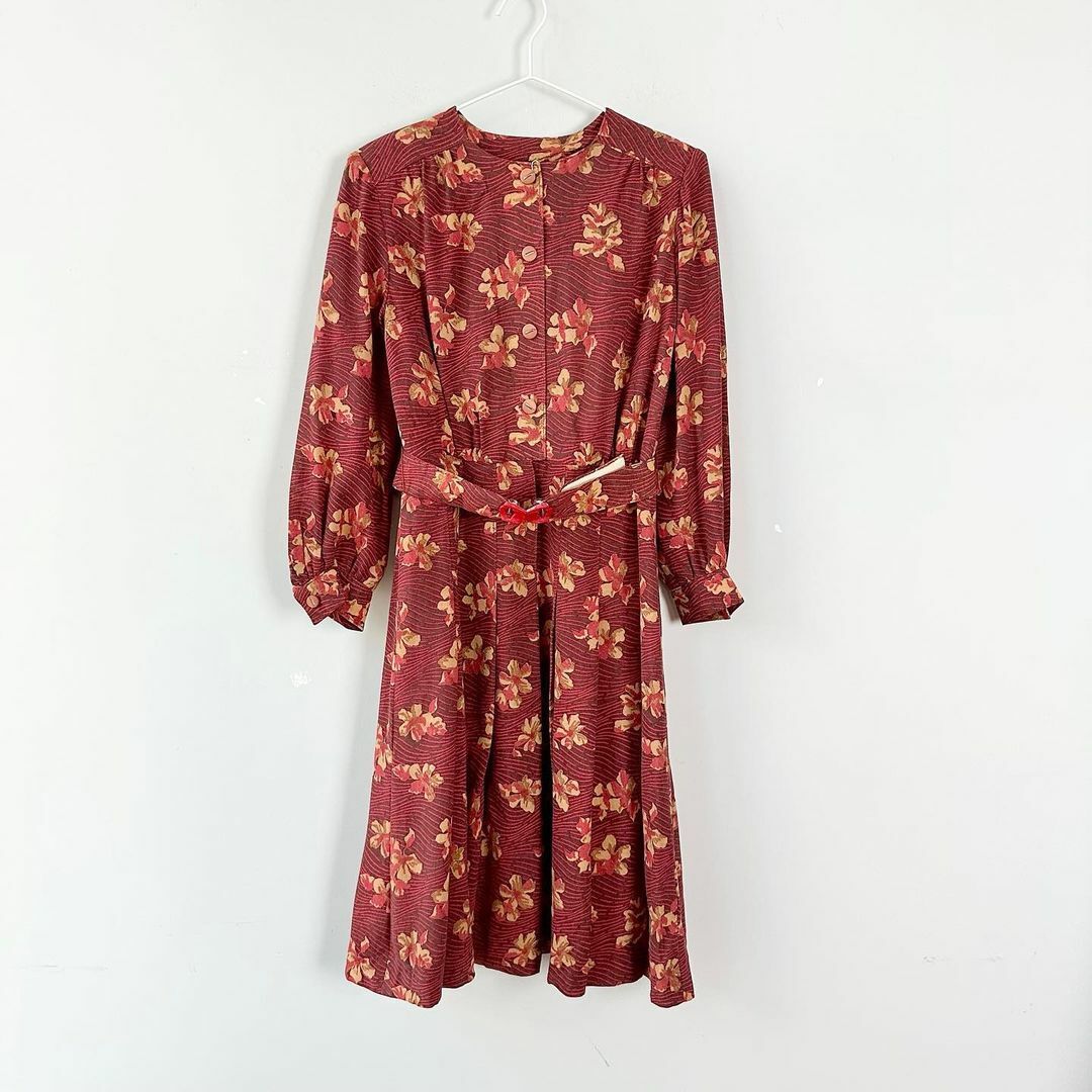 紫紅色碎花連身裙