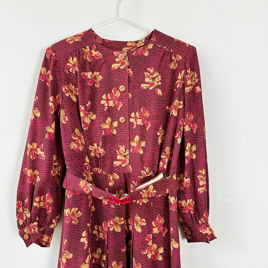 紫紅色碎花連身裙