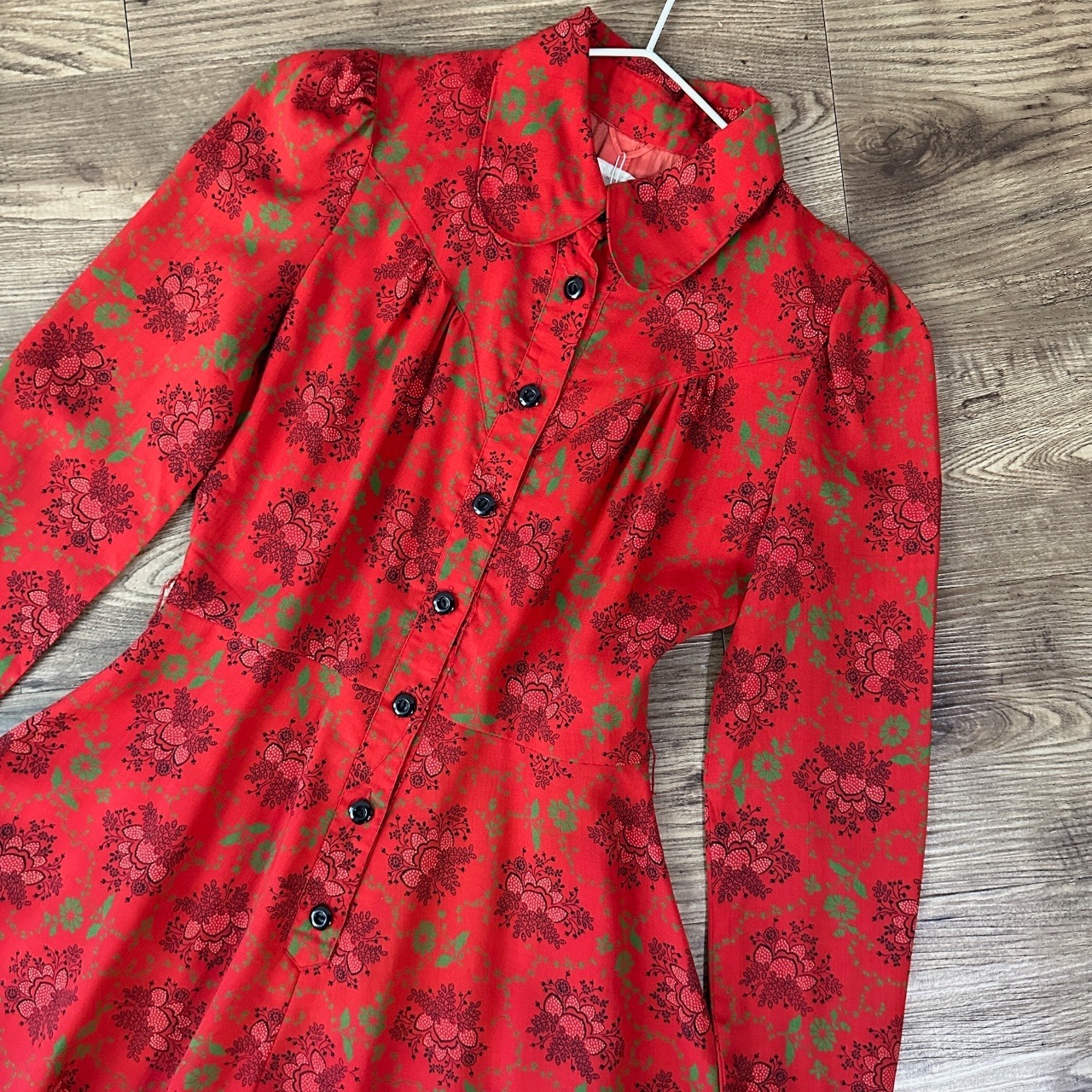 鮮艷紅色公主袖大花連身裙