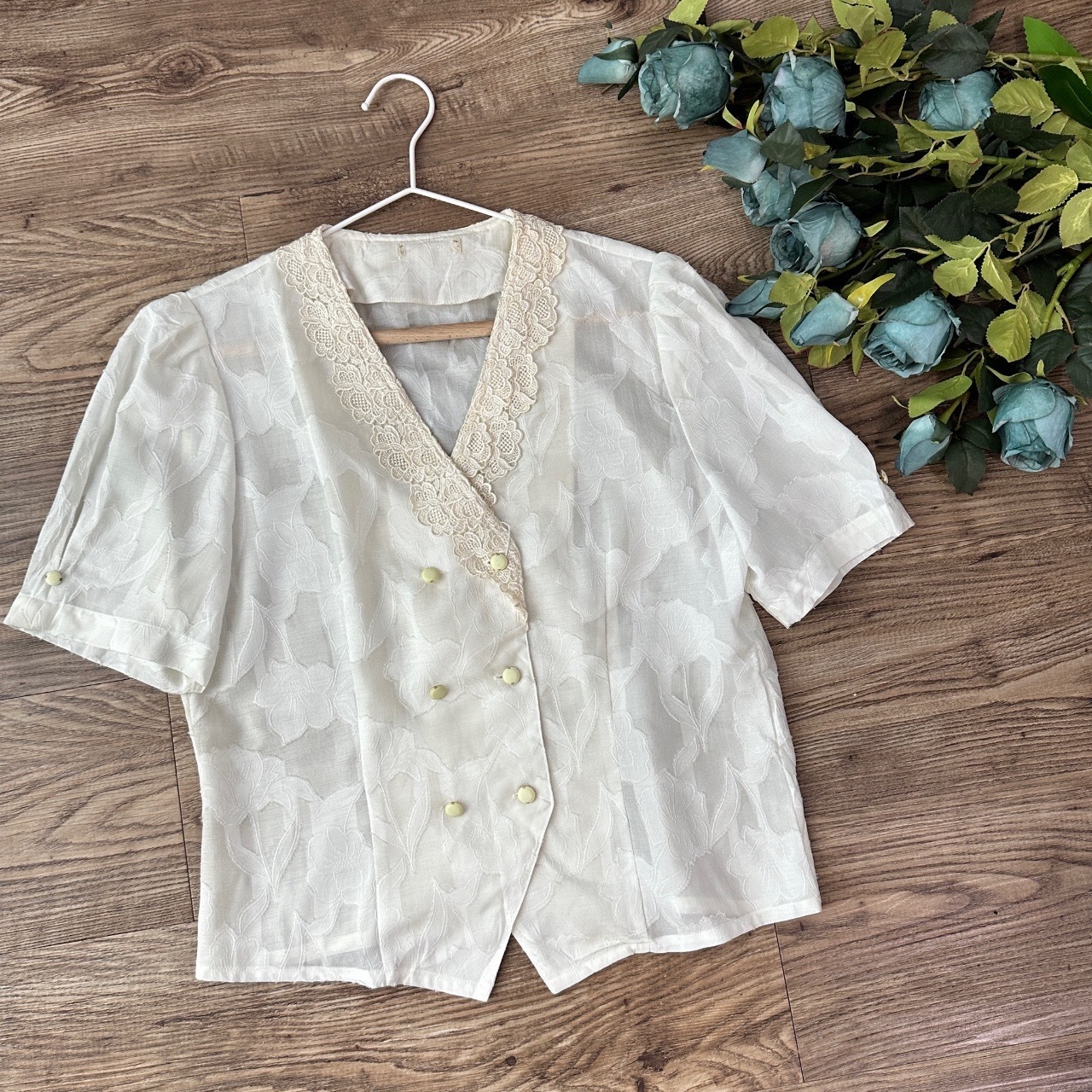 日本製透膚蕾絲大花上衣