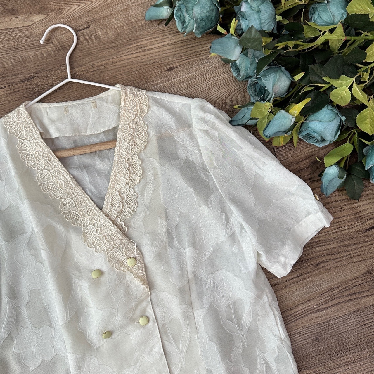 日本製透膚蕾絲大花上衣