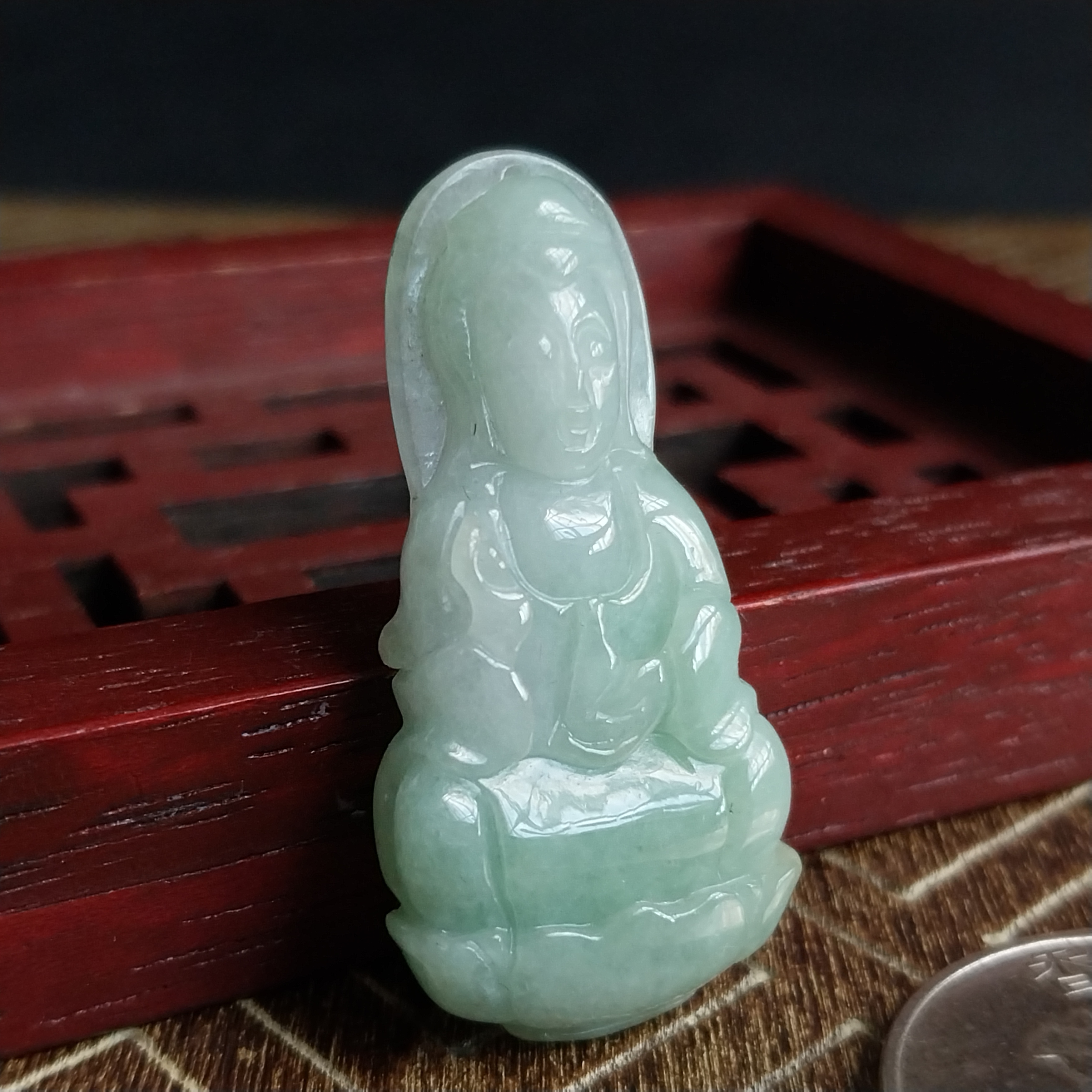 J2246 冰淺綠坐蓮觀音吊墜