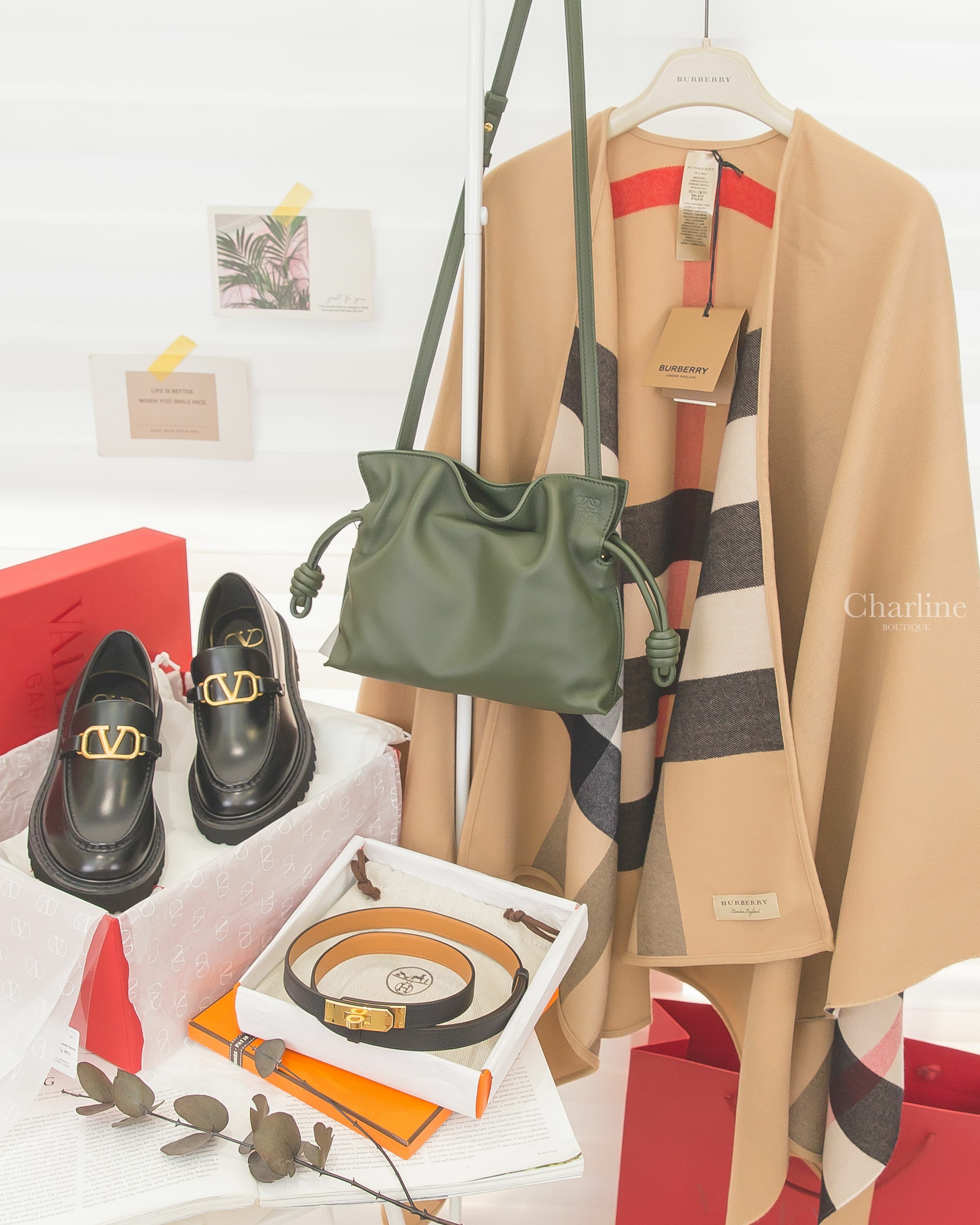 Burberry駝色雙面羊毛經典米色紅黑白格紋斗篷披肩,Loewe聯名款酒瓶綠小牛皮熊貓內裡迷你束口肩背手拿包,Hermès黑色小牛皮金扣可調式皮帶,Valentino黑色小牛皮金色VLogo厚底樂福鞋-Charline Boutique 精品代購