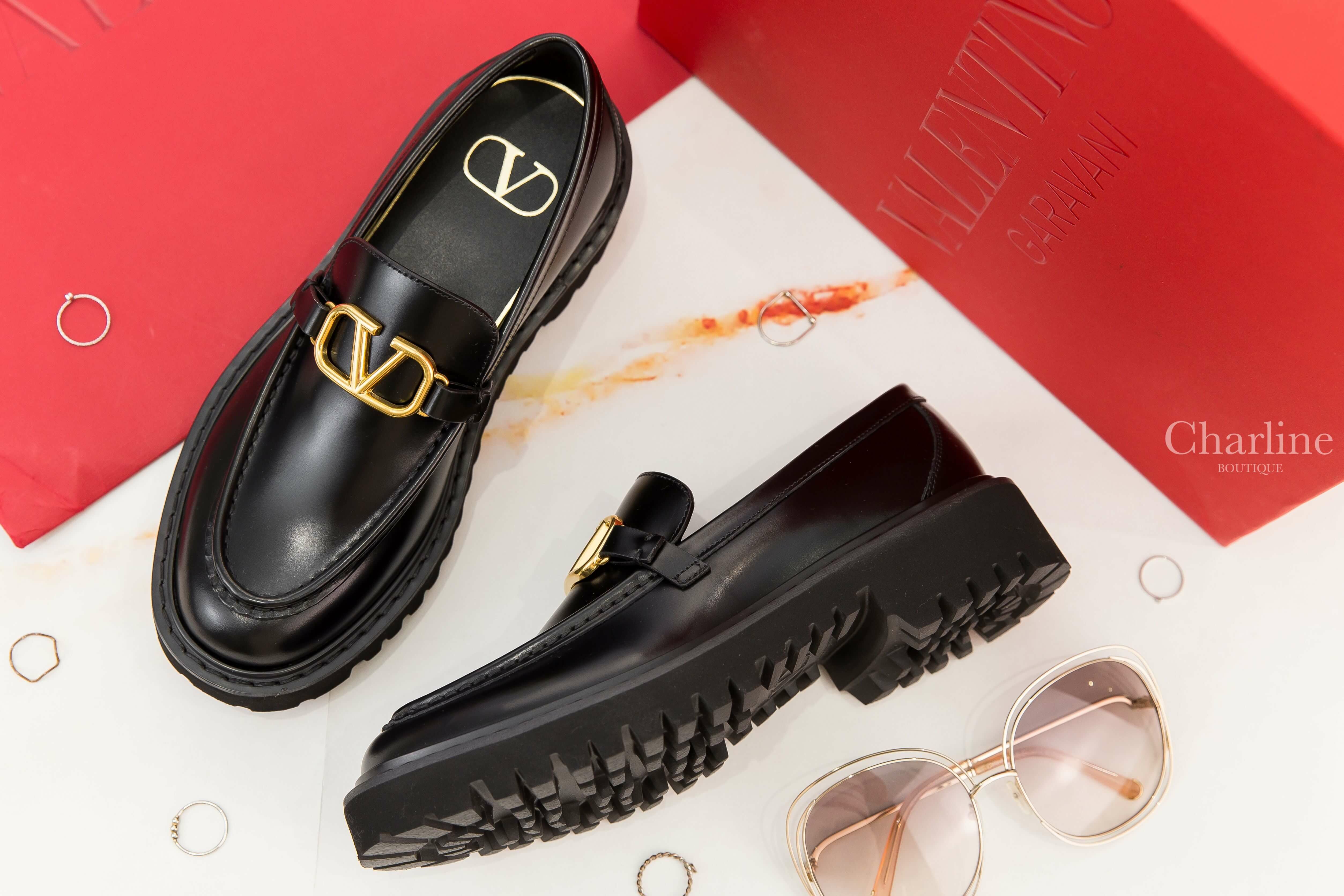 Valentino Vlogo Signature Calfskin Loafer 黑色小牛皮金色VLogo厚底樂福鞋-Charline Boutique 精品代購