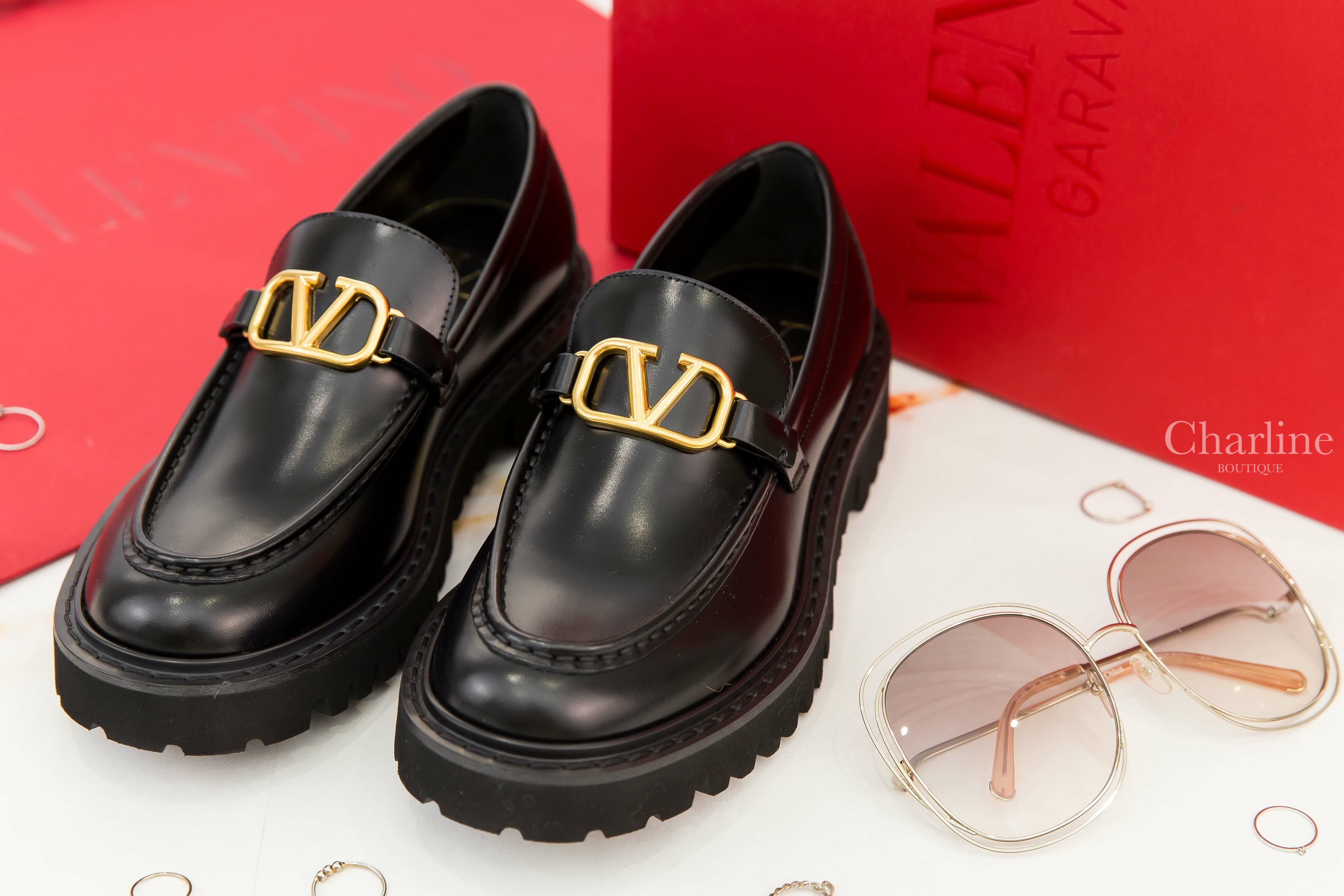Valentino Vlogo Signature Calfskin Loafer 黑色小牛皮金色VLogo厚底樂福鞋-Charline Boutique 精品代購