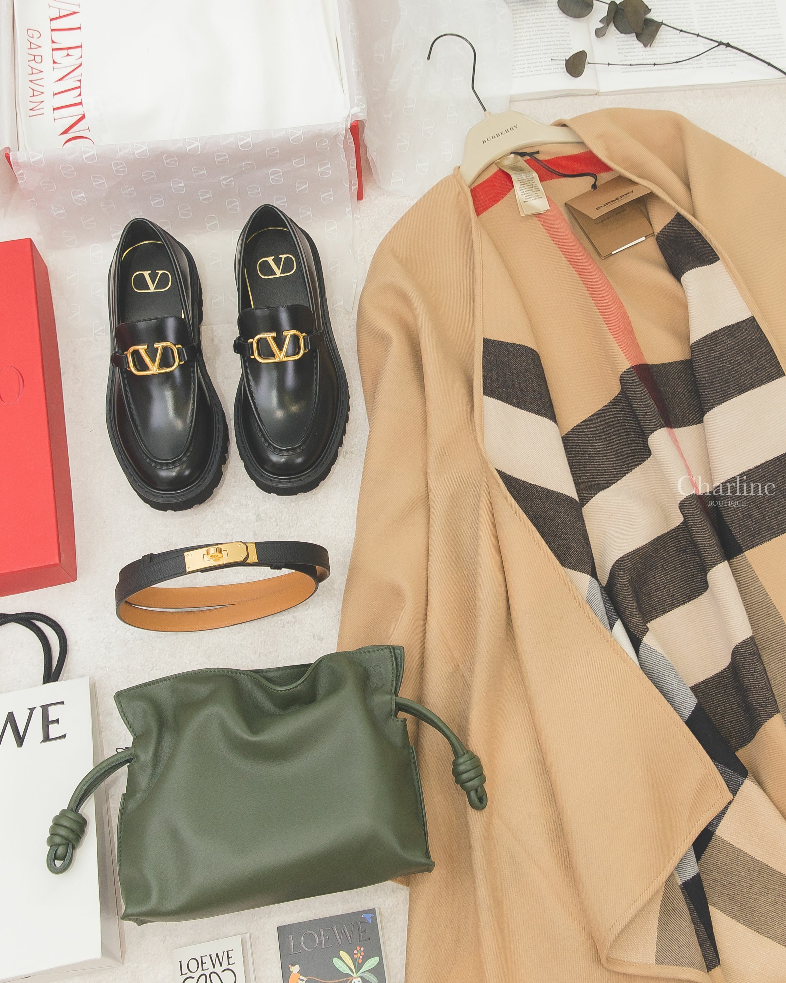 Burberry駝色雙面羊毛經典米色紅黑白格紋斗篷披肩,Loewe聯名款酒瓶綠小牛皮熊貓內裡迷你束口肩背手拿包,Hermès黑色小牛皮金扣可調式皮帶,Valentino黑色小牛皮金色VLogo厚底樂福鞋-Charline Boutique 精品代購