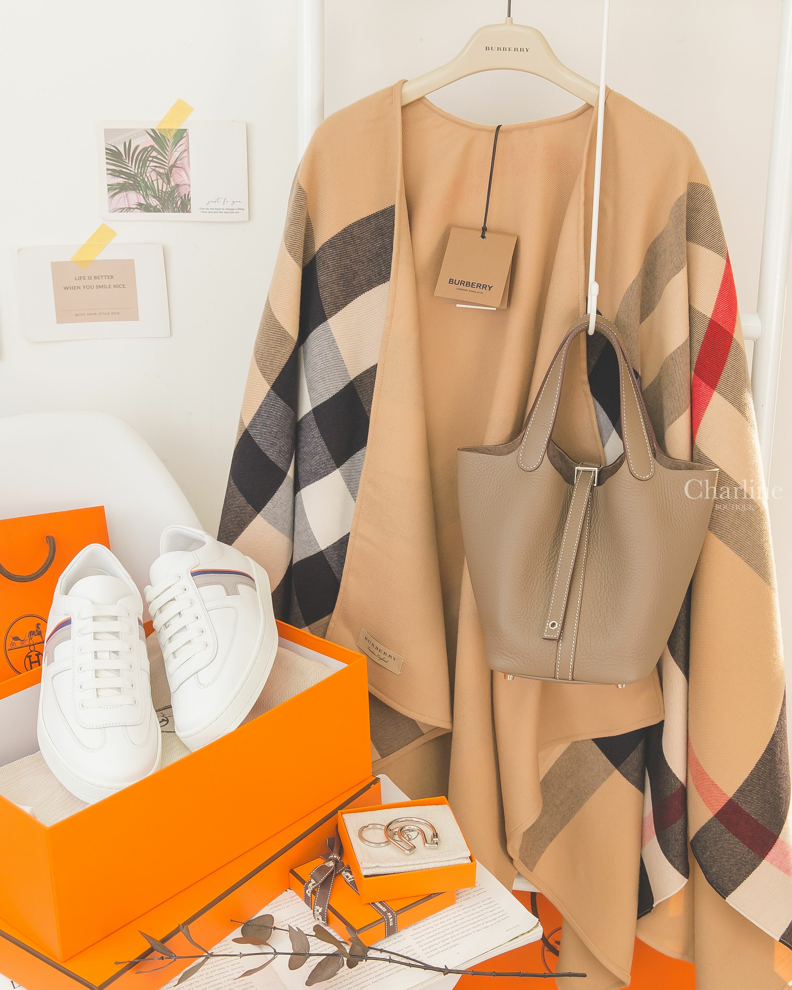 Burberry Wool Cape 駝色雙面羊毛經典米色紅黑白格紋斗篷披肩,Hermès Key Ring 銀色簍空馬蹄黑色H字樣不銹鋼鑰匙圈,Picotin 18cm B刻大象灰銀釦小型提把水桶包-Charline Boutique 精品代購