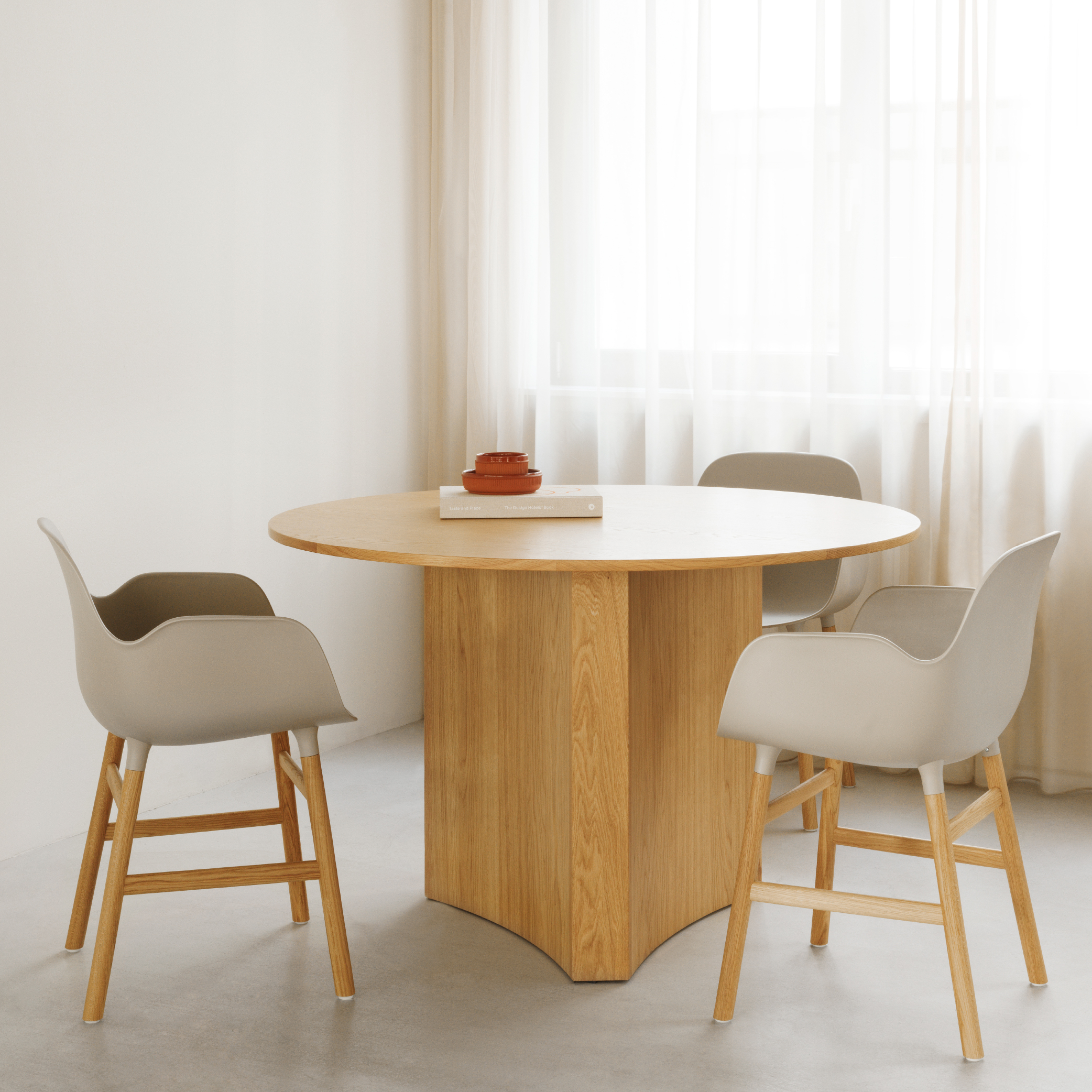 有型 / 橡木腳扶手椅 by normann Copenhagen