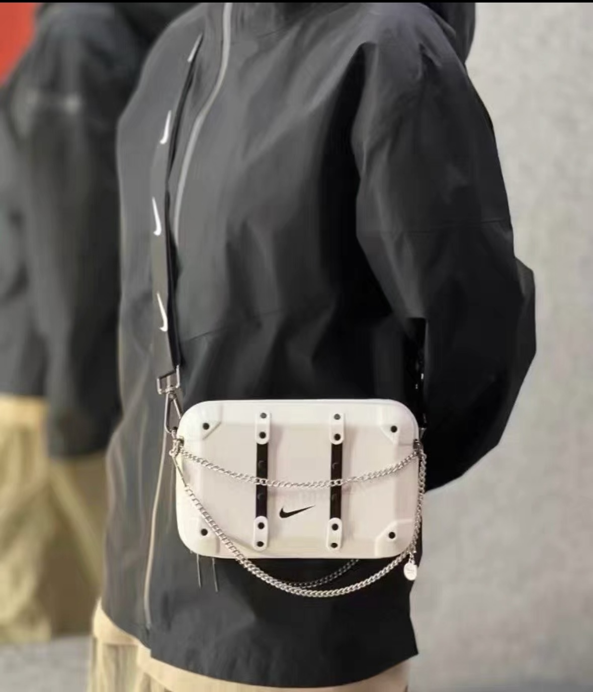 Nike 鏈條 白色硬殼相機包