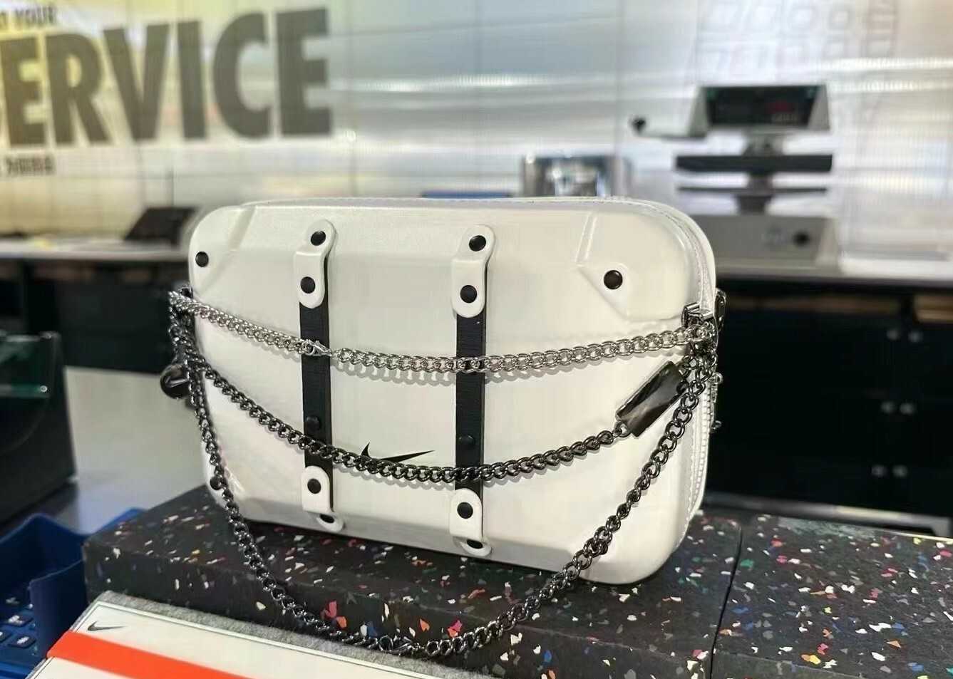 Nike 鏈條 白色硬殼相機包