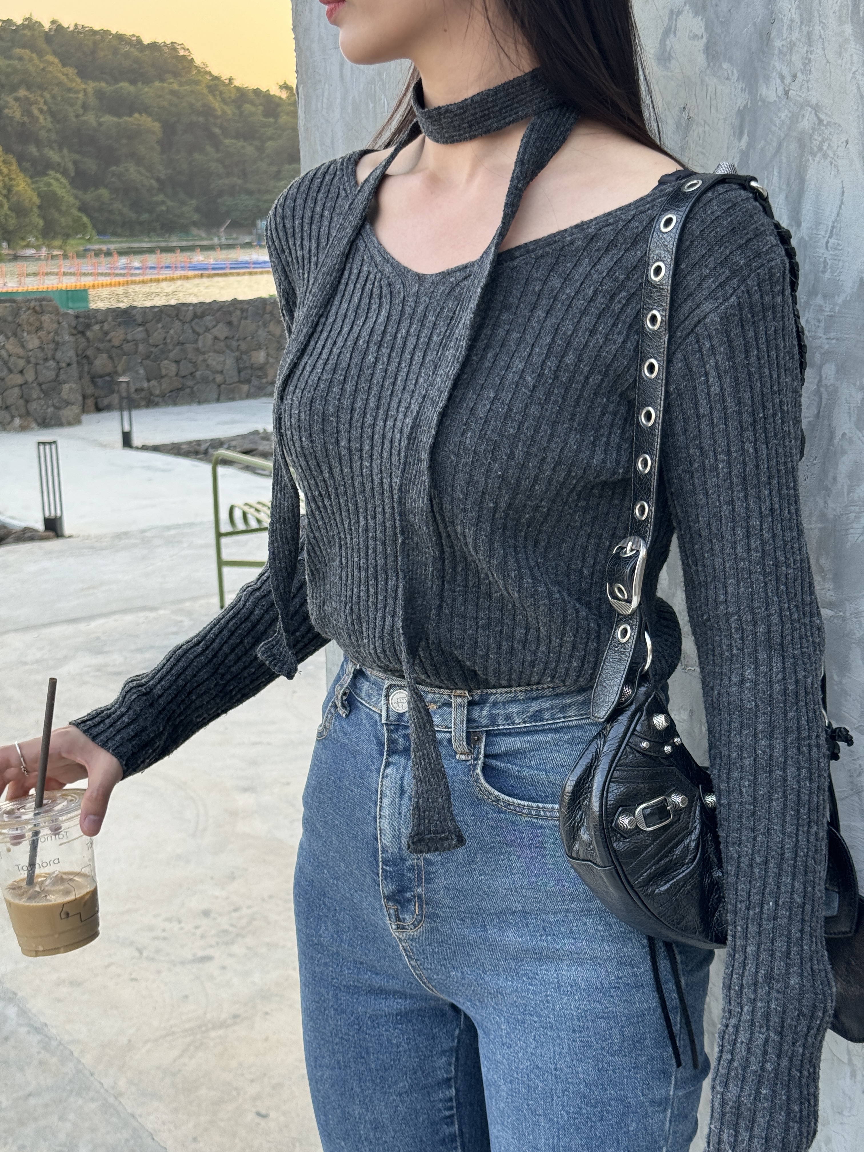 (現貨) 掛頸V領直紋針織上衣 T1123 (深灰)