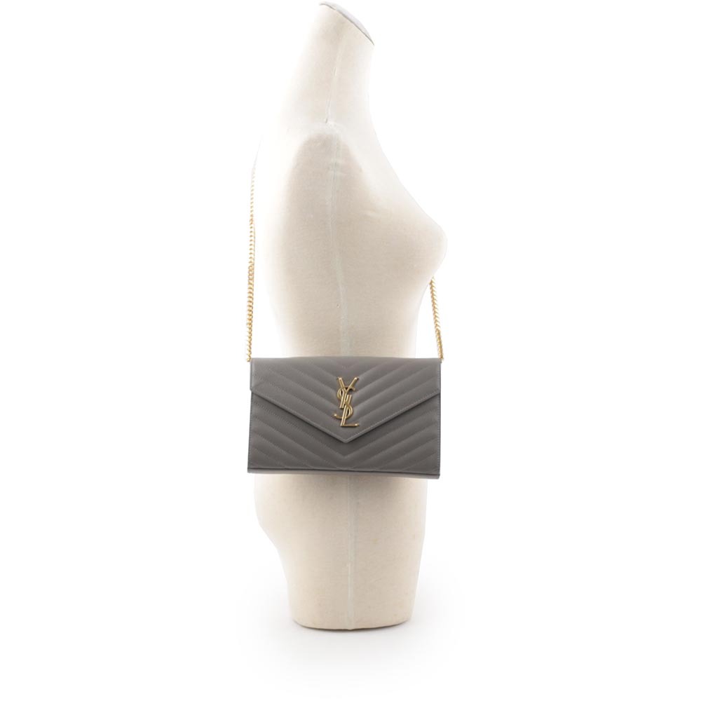 【YSL/Saint Laurent Paris】V紋荔枝皮金色LOGO WOC 斜背包(霧灰色) 377828 BOW0J 1202