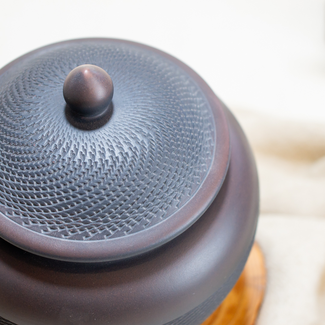 跳刀紋茶葉罐（大）