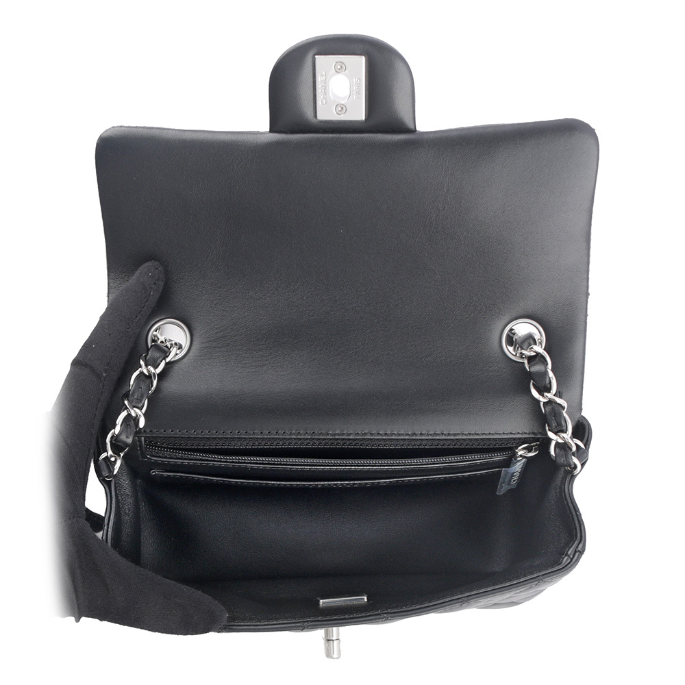 【CHANEL】銀色CC Logo 菱格紋小羊皮迷你翻蓋包/MINI COCO(黑色) A69900 Y01480 94305