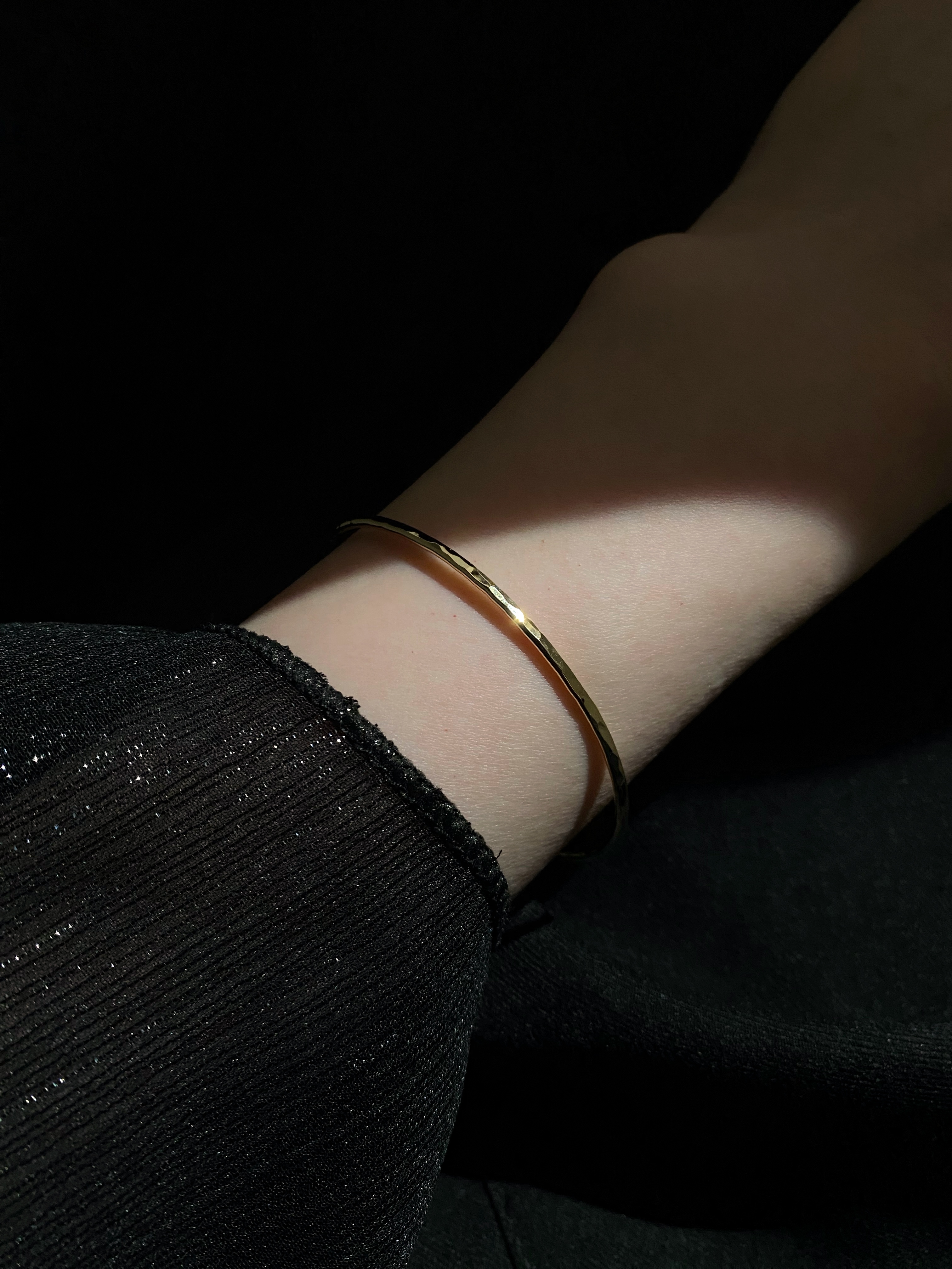 精緻敲拓紋 C 字手環