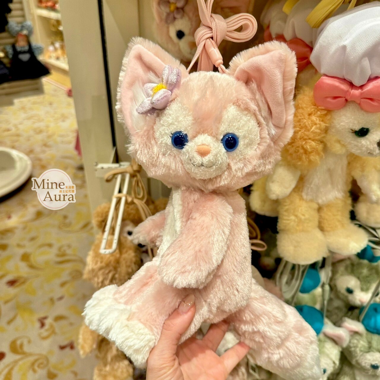 玲娜貝兒 Lina bell 側姿 絨毛娃娃玩偶設計 斜背 小包 -香港迪士尼樂園