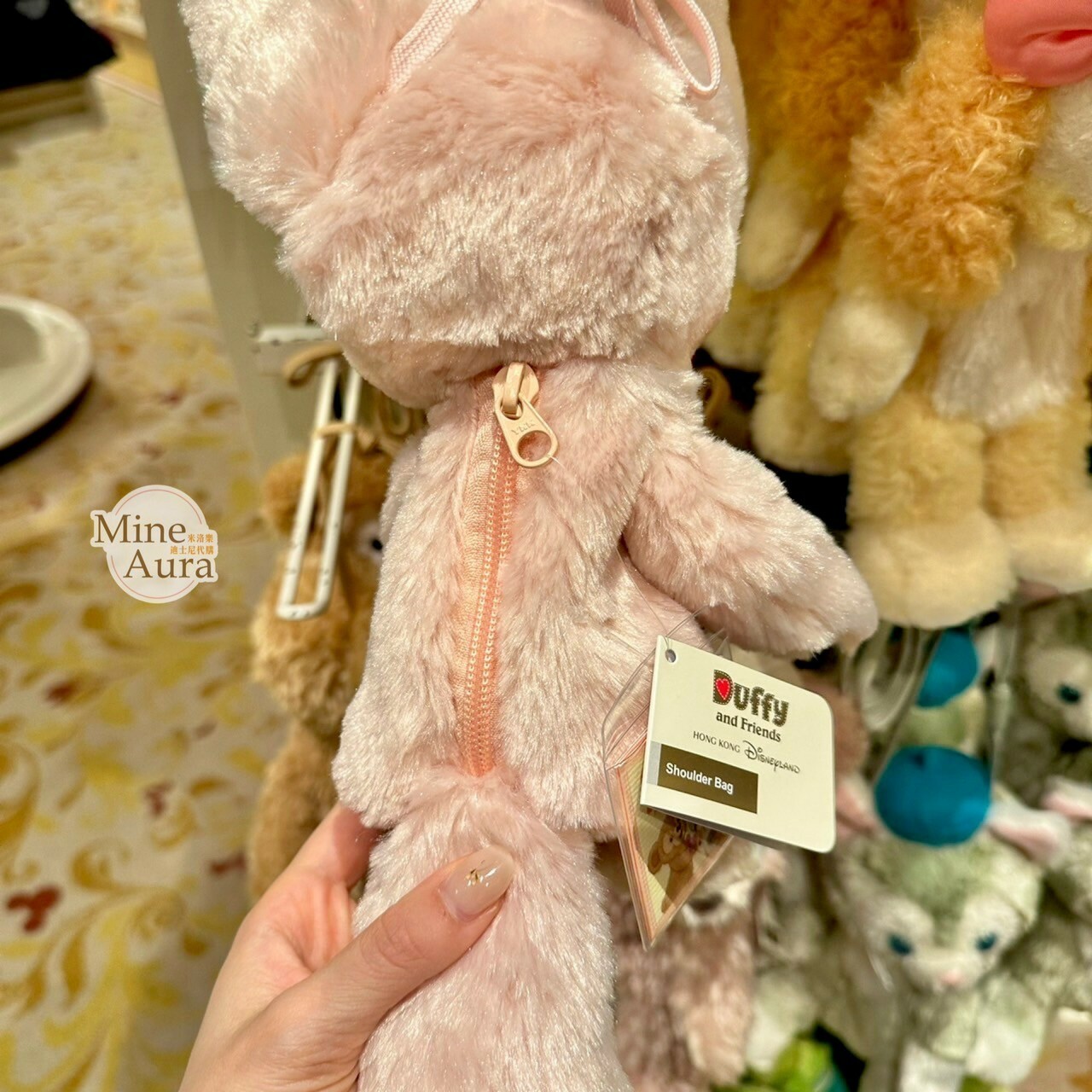 玲娜貝兒 Lina bell 側姿 絨毛娃娃玩偶設計 斜背 小包 -香港迪士尼樂園