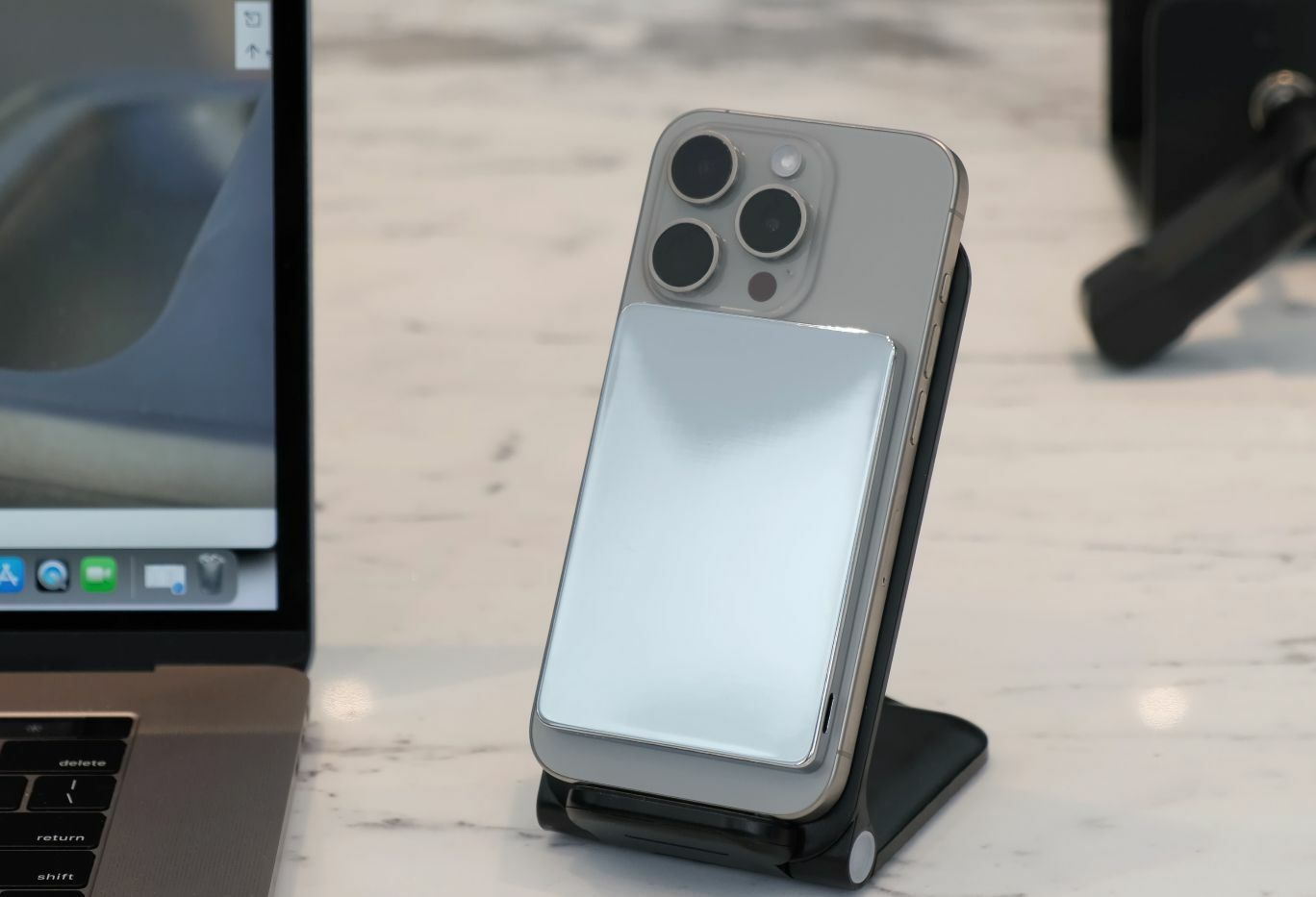 Vinnic Cardinal Peak 無線磁吸鏡面充電器