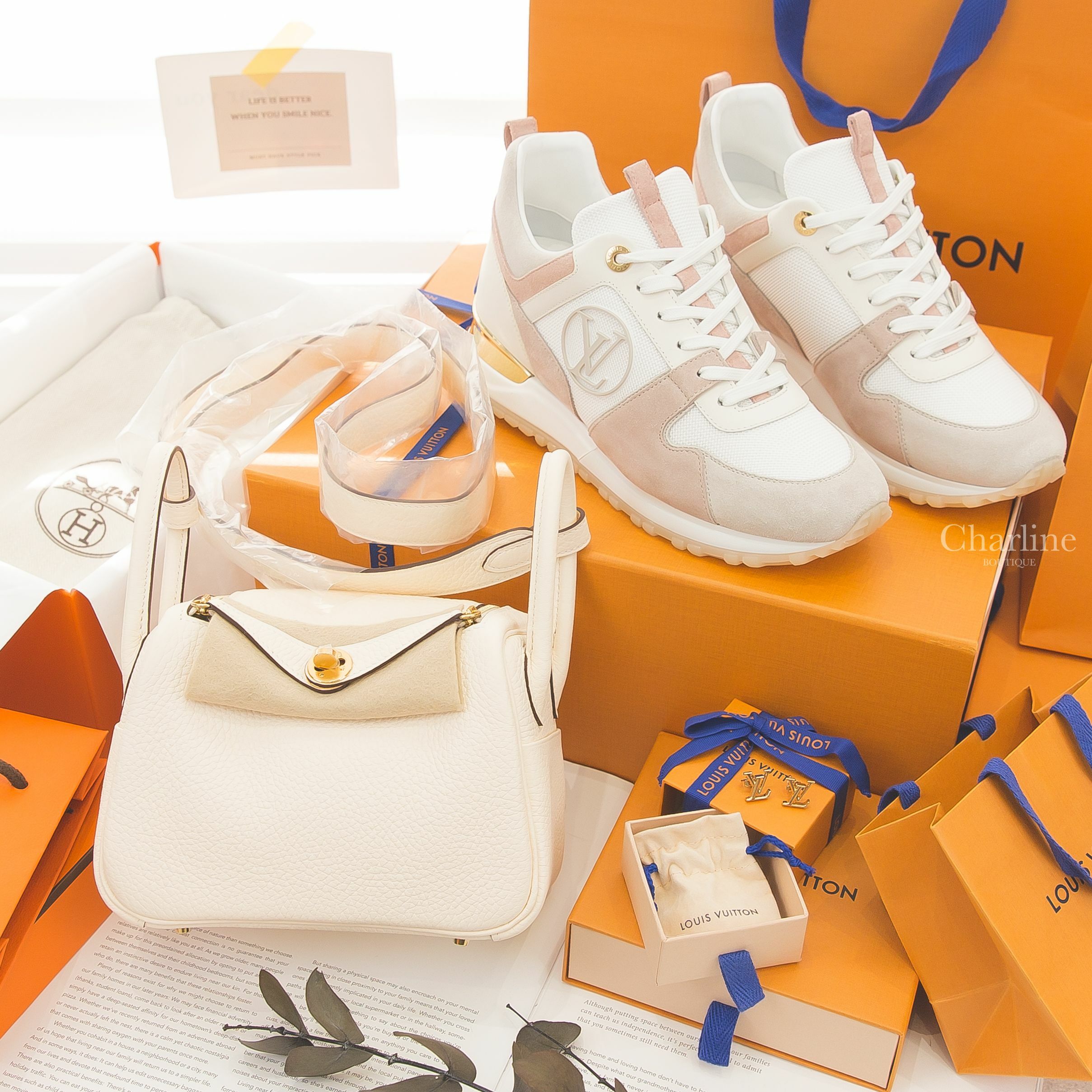 Hermès Lindy Mini U刻奶油白金釦,Louis Vuitton Run Away Trainers 白色網狀布面拼粉藕色絨面小牛皮金尾運動鞋,LV Earrings 金色字母耳環-Charline Boutique 精品代購