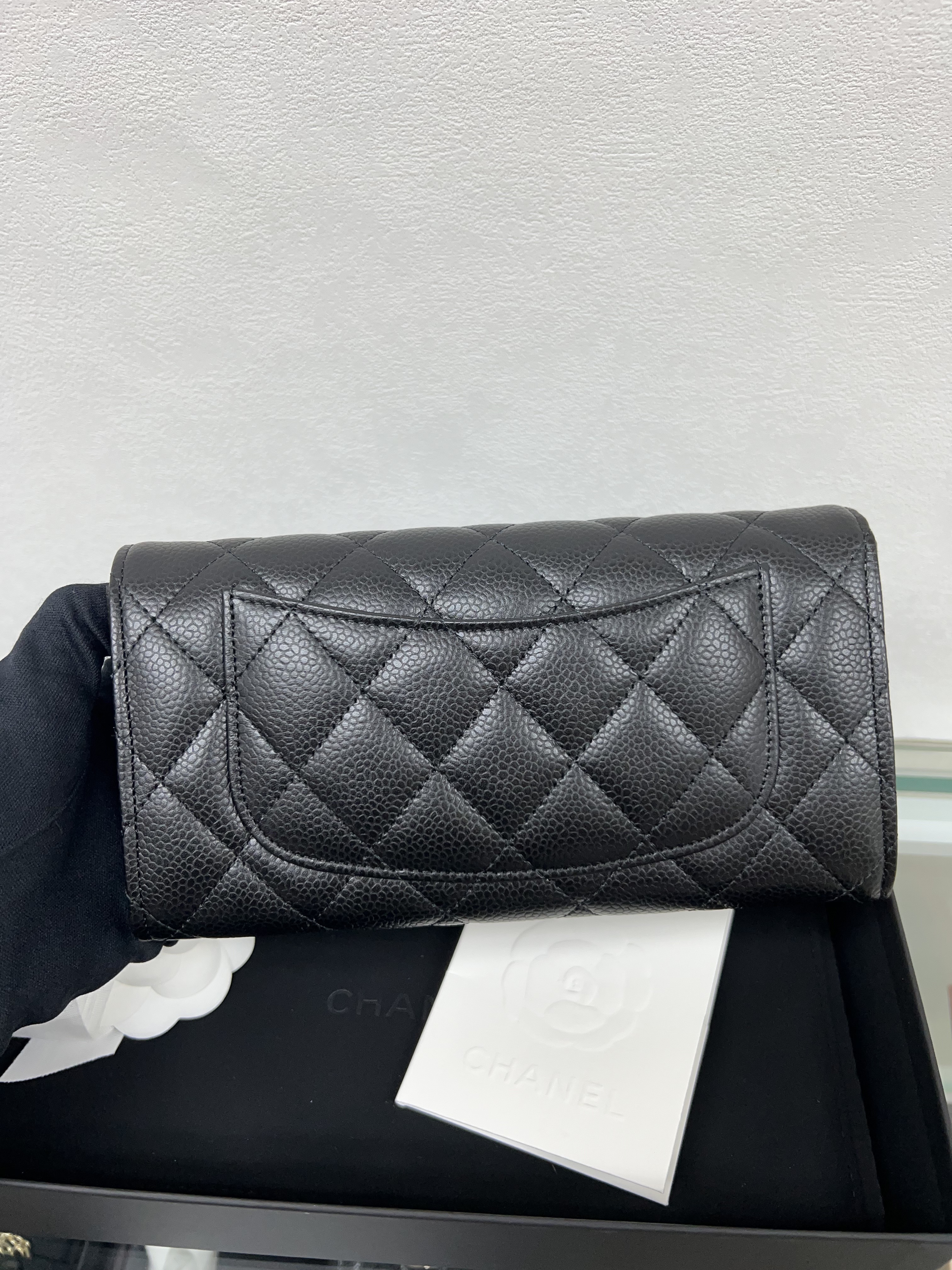 *Unused* Chanel classic flap long wallet (black caviar)