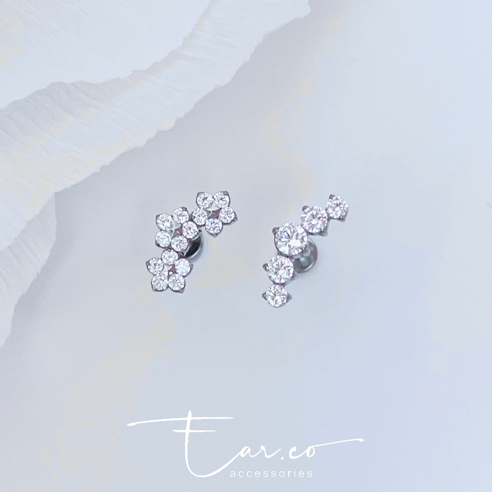 三連小花花/弧形一排閃石 平頭耳門/耳珠/耳骨釘 [G23 Titanium] [單支]