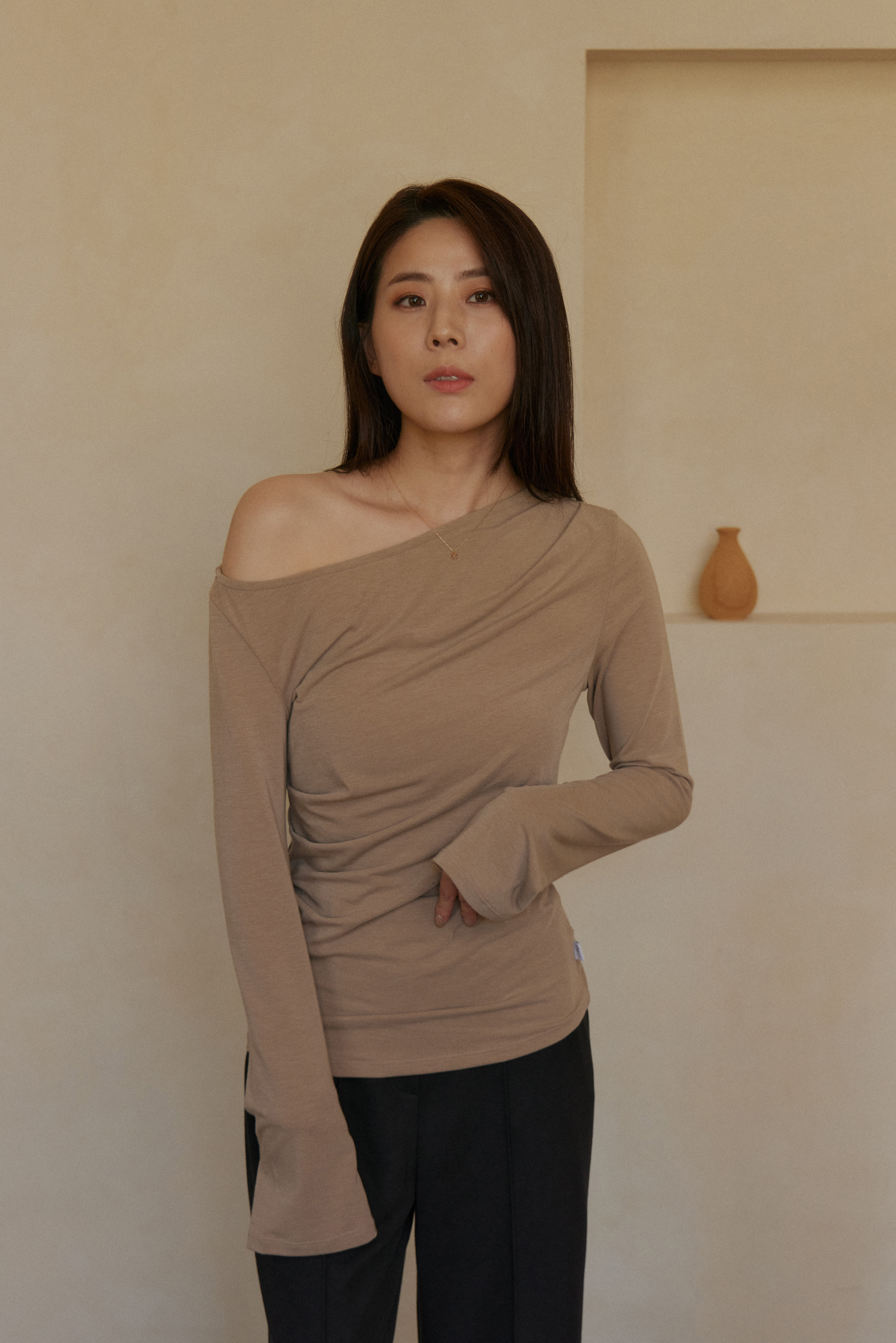 優雅一字領打摺上衣- 卡其