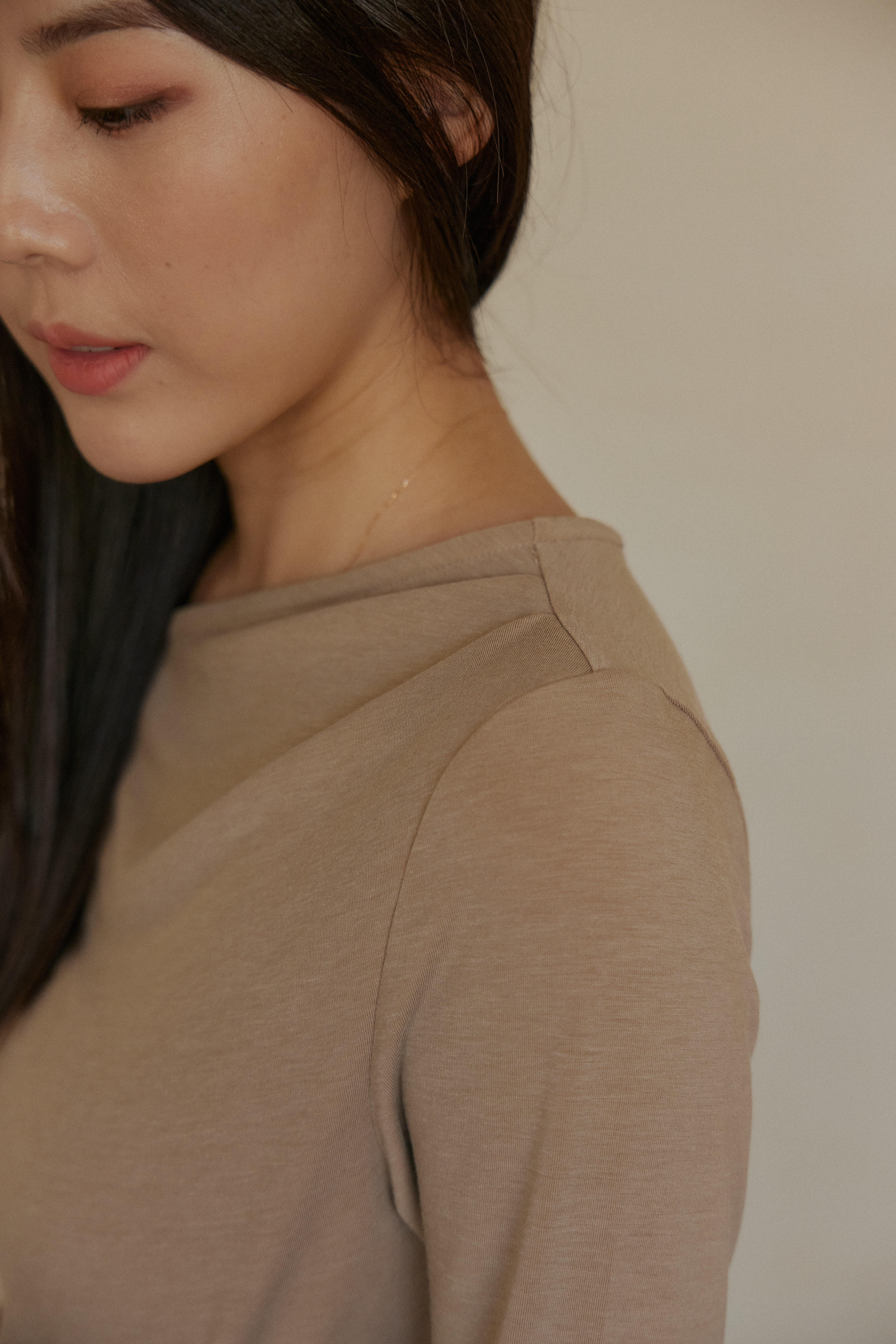 優雅一字領打摺上衣- 卡其