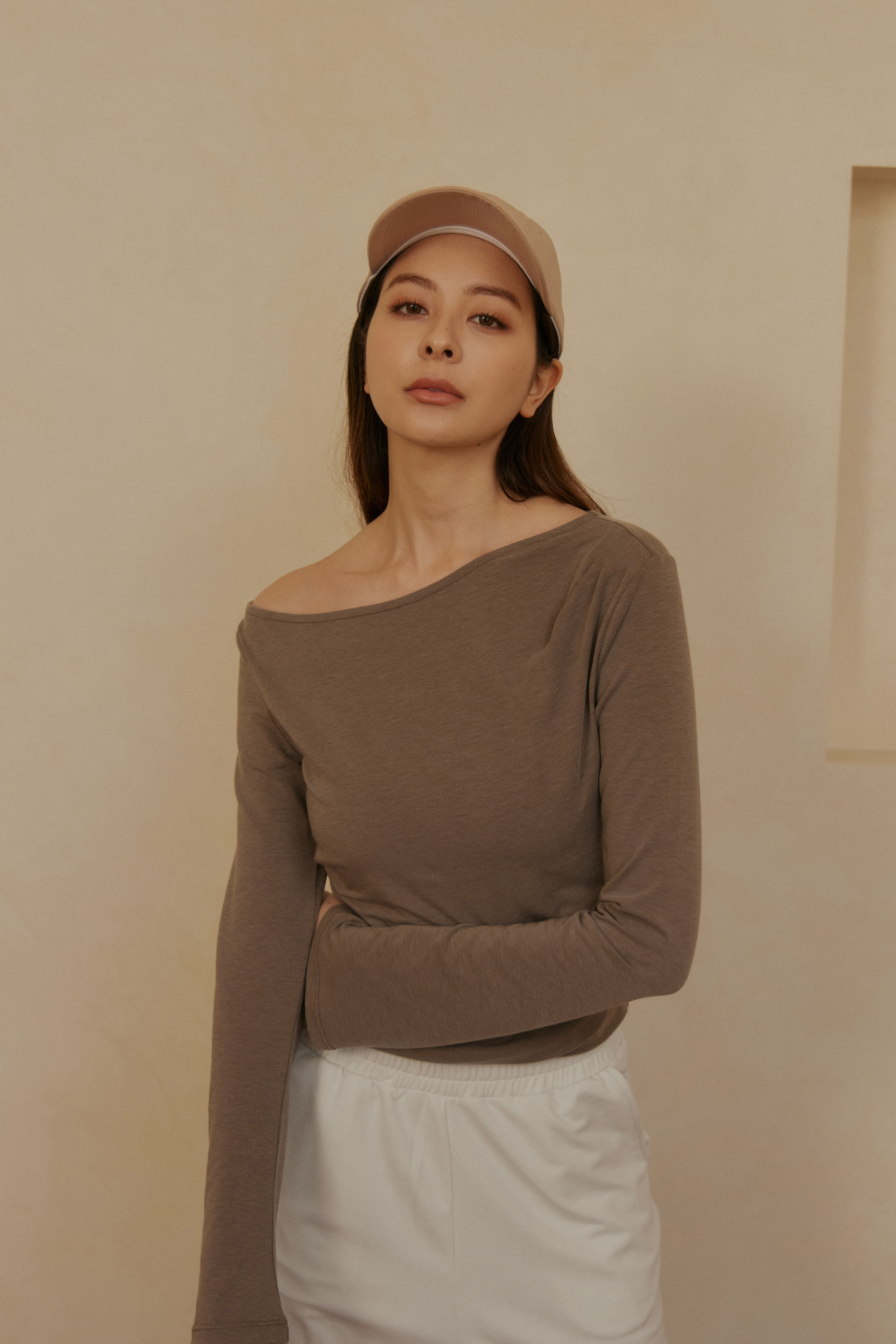 優雅一字領打摺上衣- 咖啡