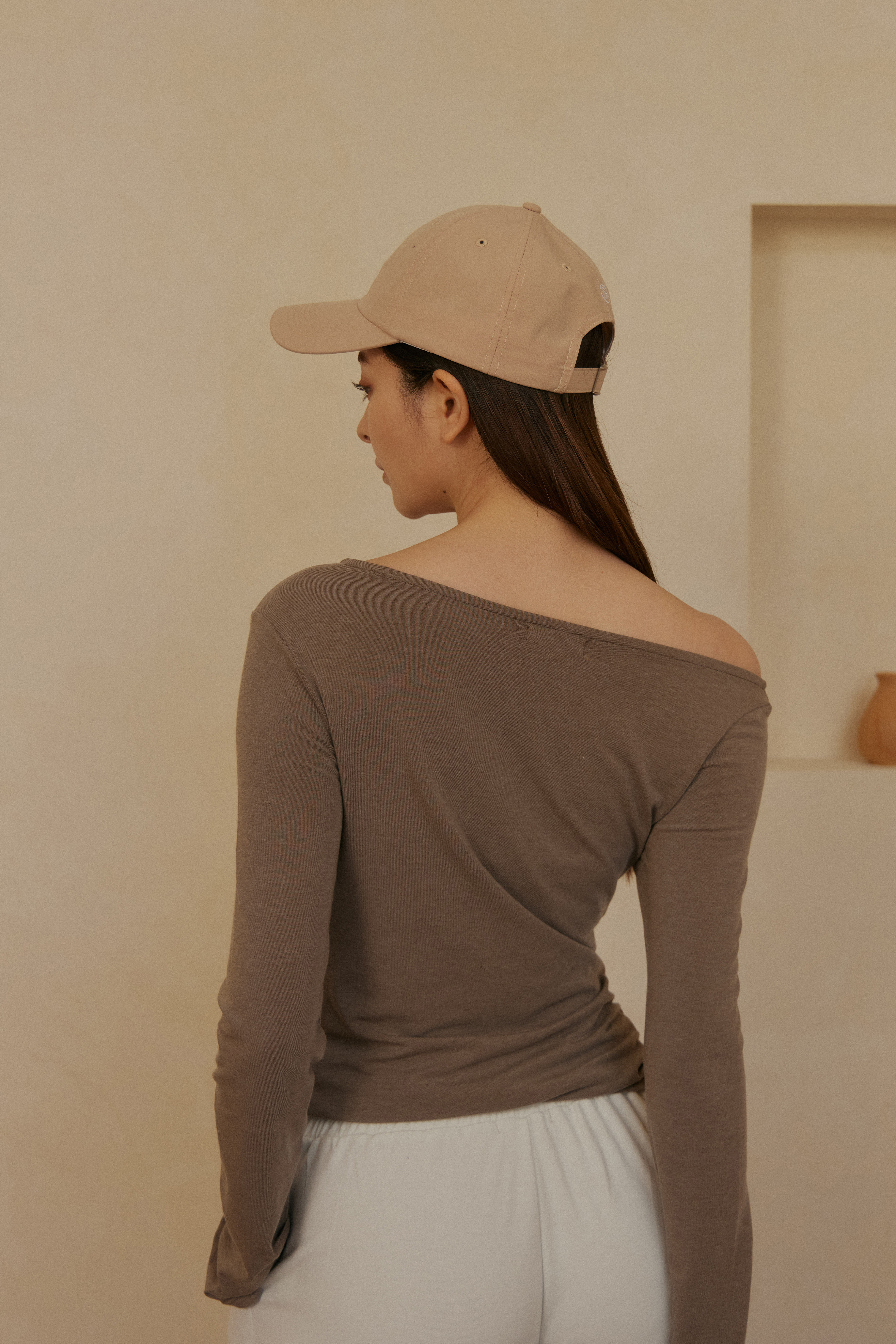 優雅一字領打摺上衣- 咖啡