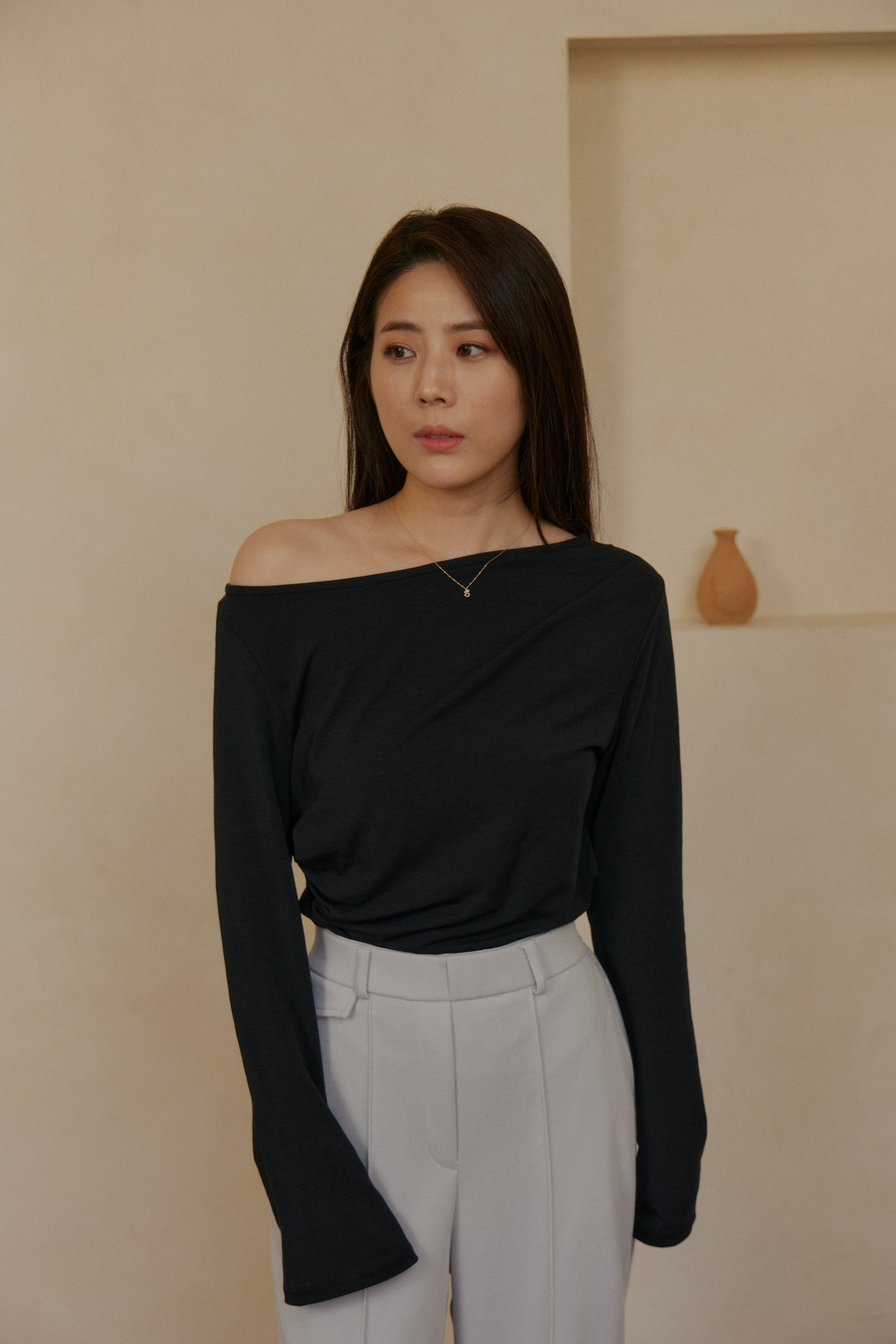 優雅一字領打摺上衣- 黑