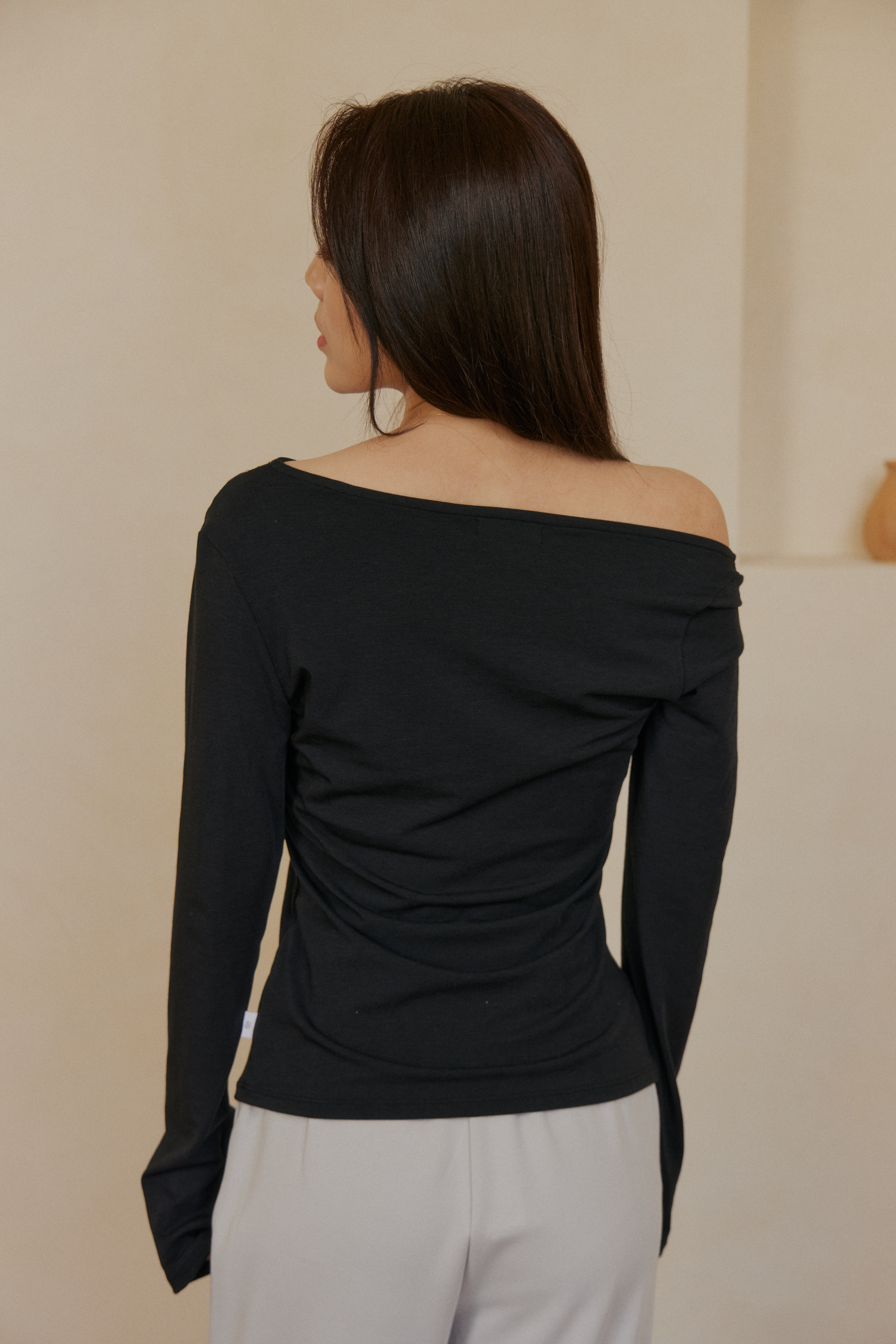 優雅一字領打摺上衣- 黑