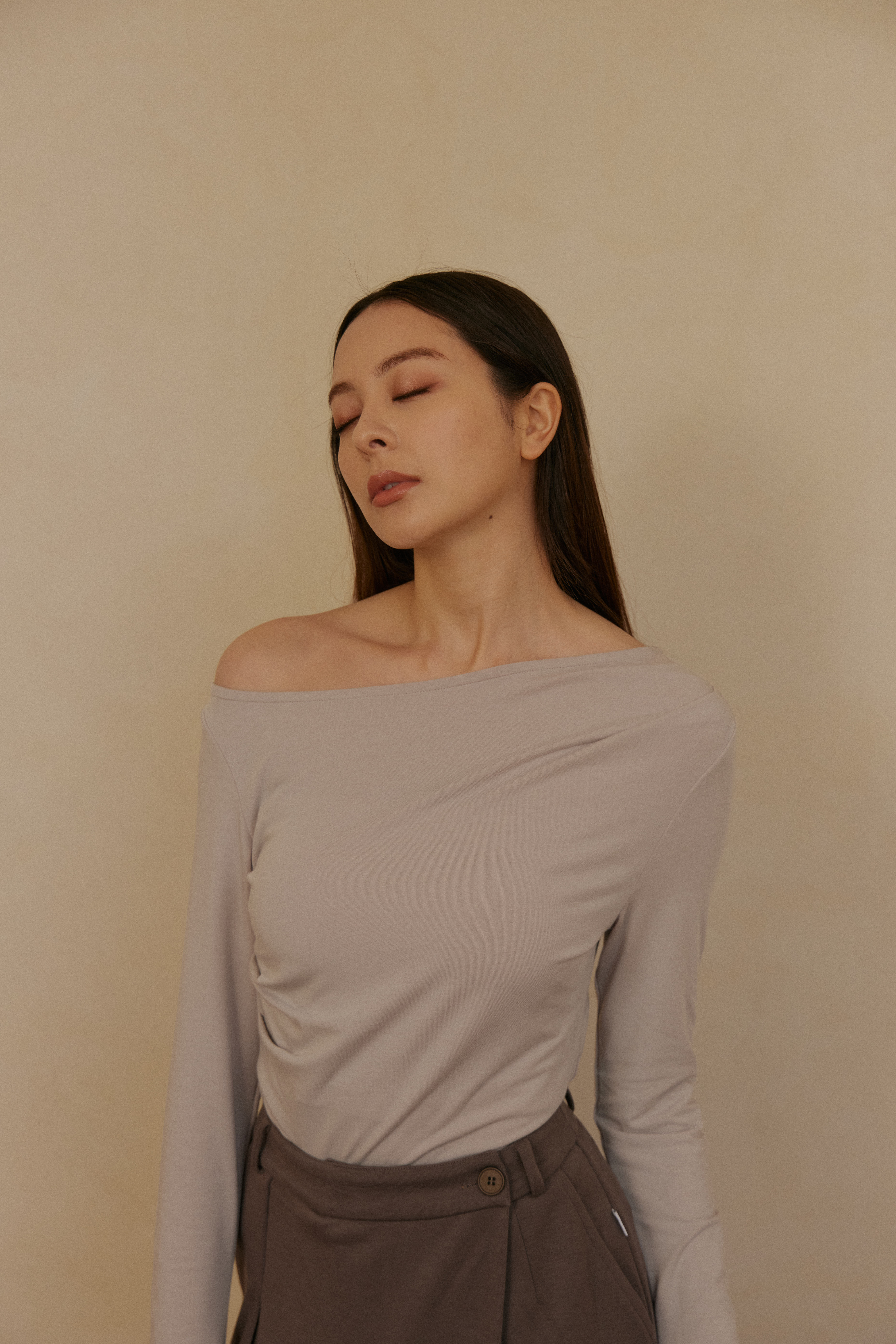 優雅一字領打摺上衣- 杏