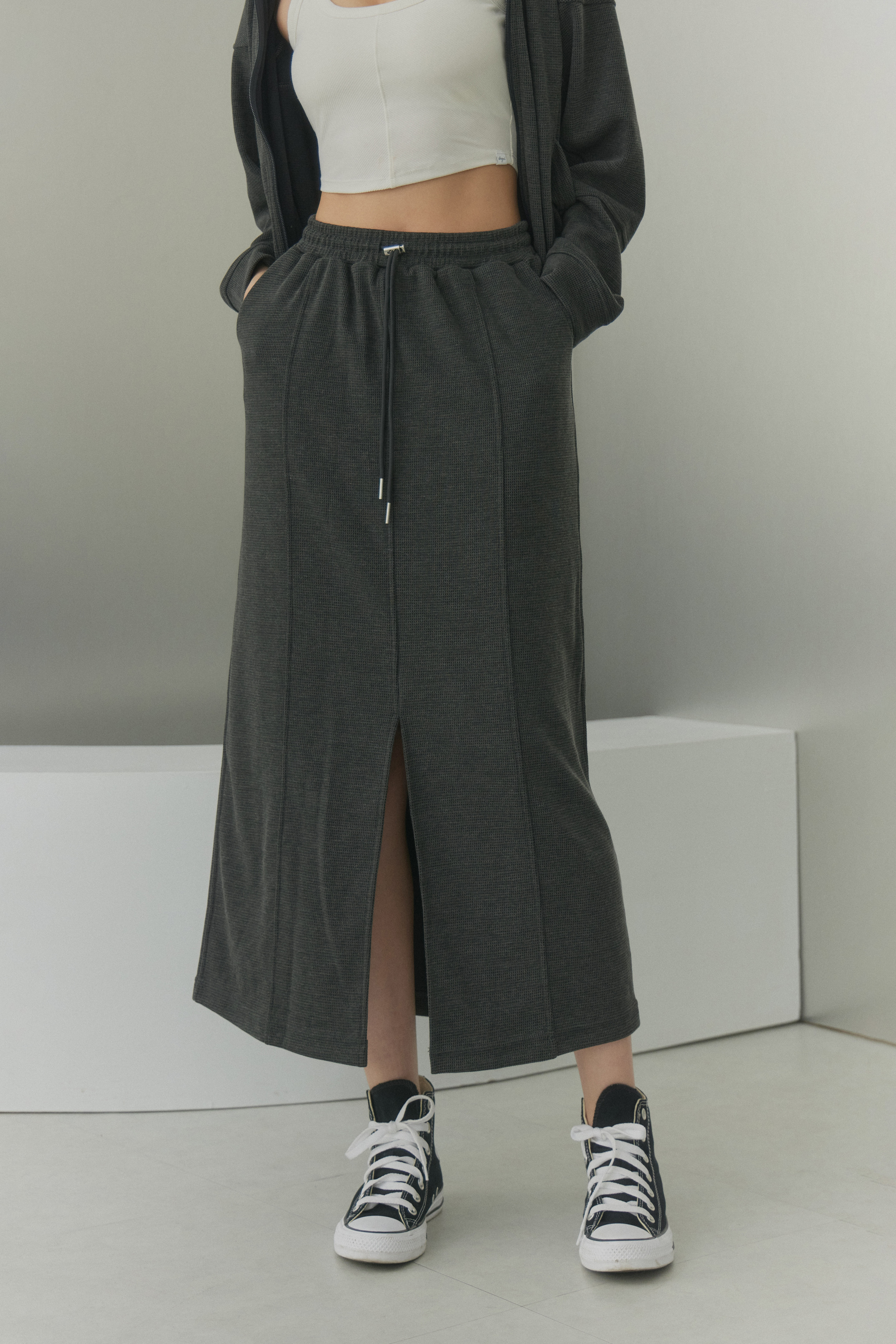 華夫格前開岔直筒長裙- 灰黑