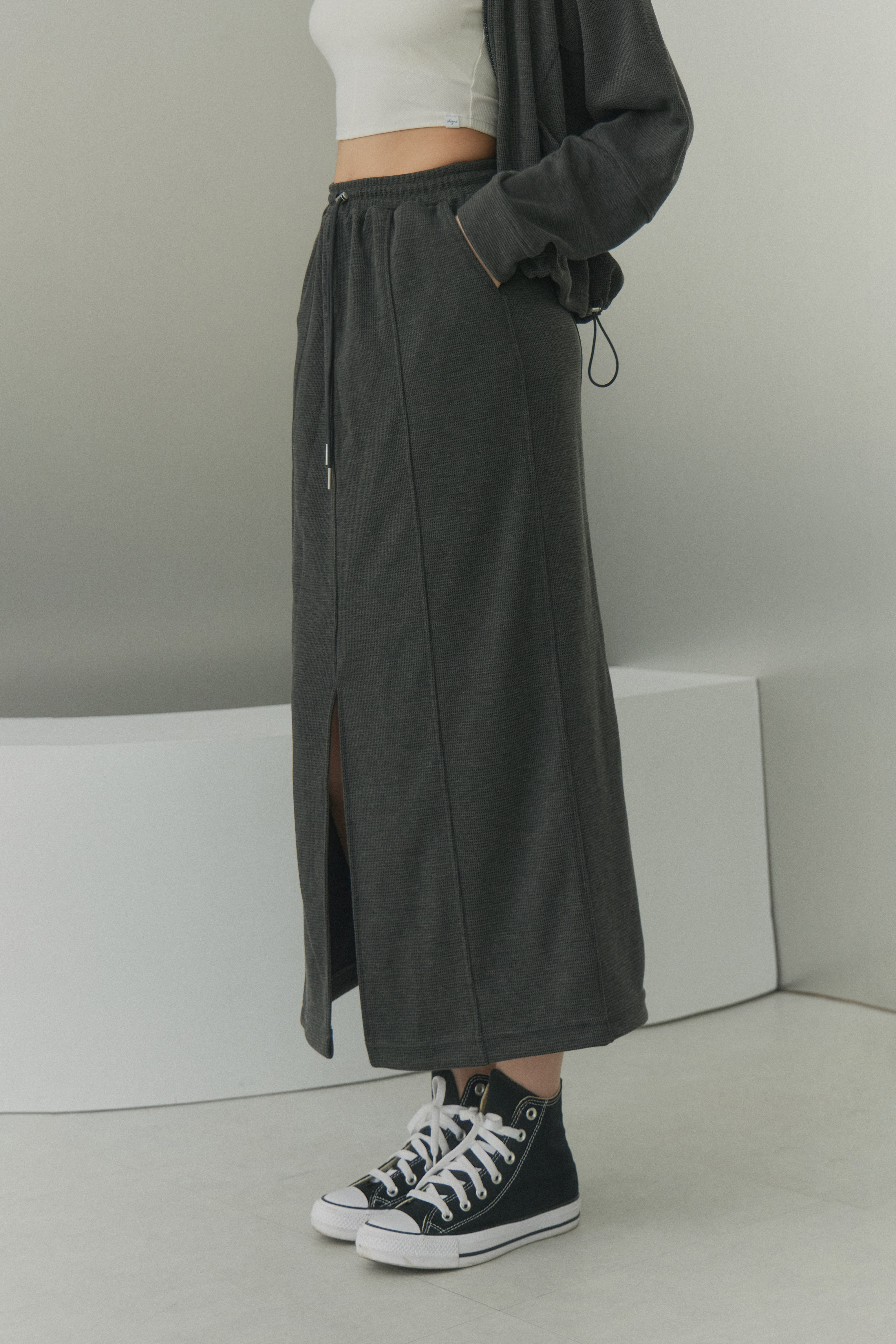華夫格前開岔直筒長裙- 灰黑